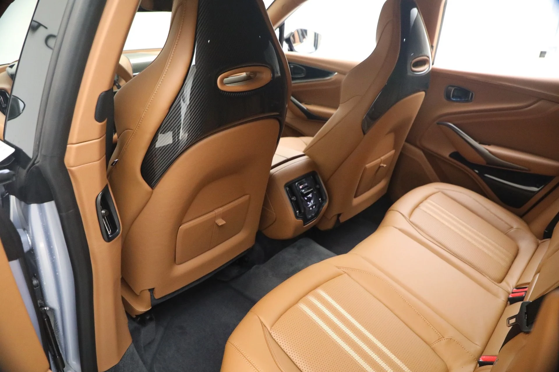 mph021_4000476779_New_2026_Aston_Martin_DBX_707_1767986600_d9b4654232