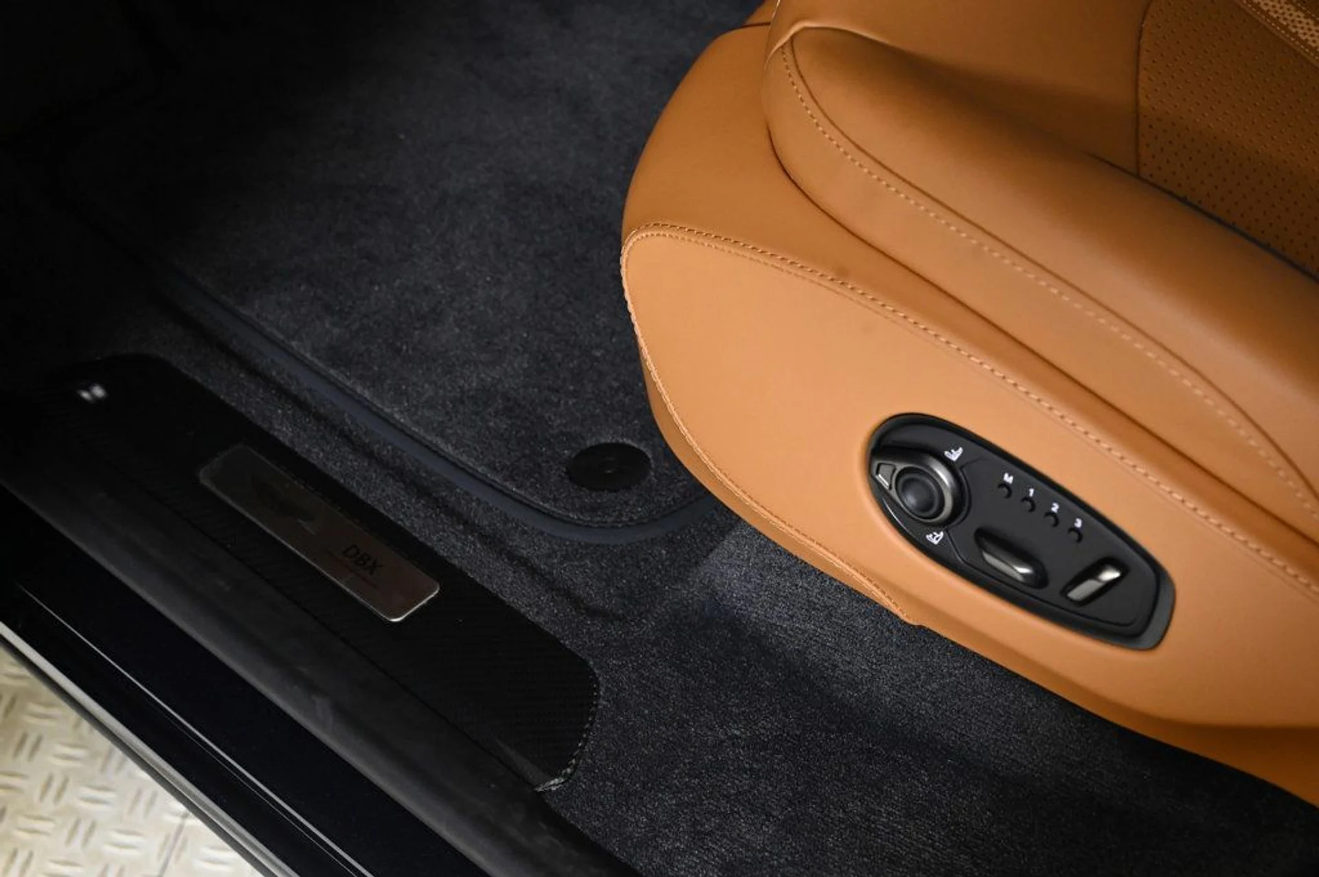 mph021_4007716170_new_2026_aston_martin_dbx_707awd_11350_22961651_21_1024_50b952e1b2