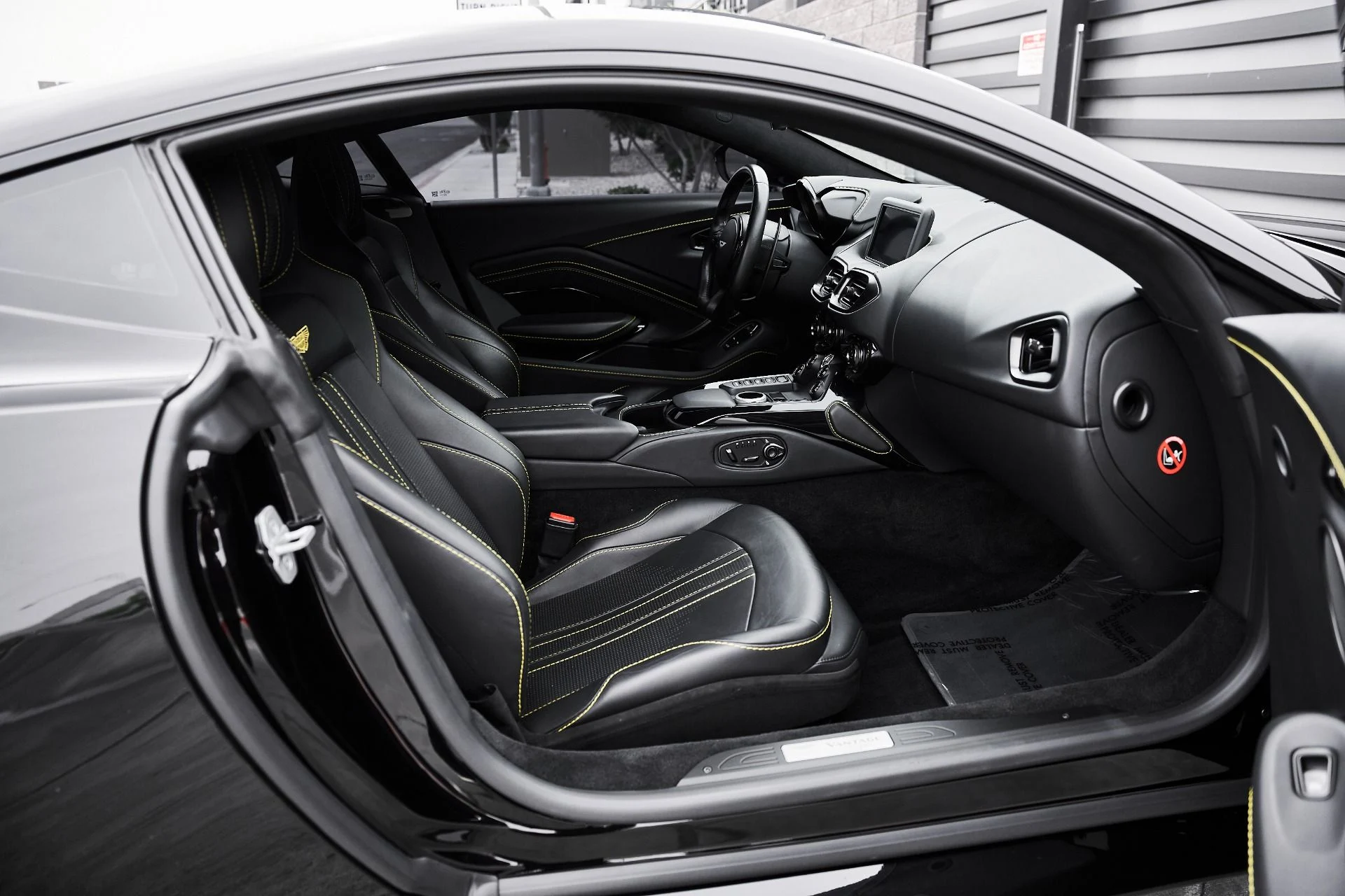 mph021_4008897380_Used_2023_Aston_Martin_Vantage_1775333316_57ec2b3a58