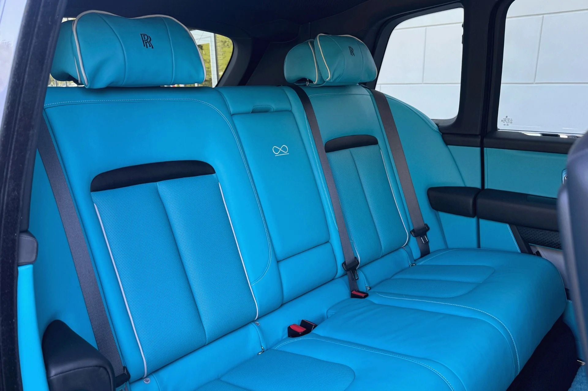 mph021_4023990987_Used_2022_Rolls_Royce_Black_Badge_Cullinan_1758544731_aa8c71117e