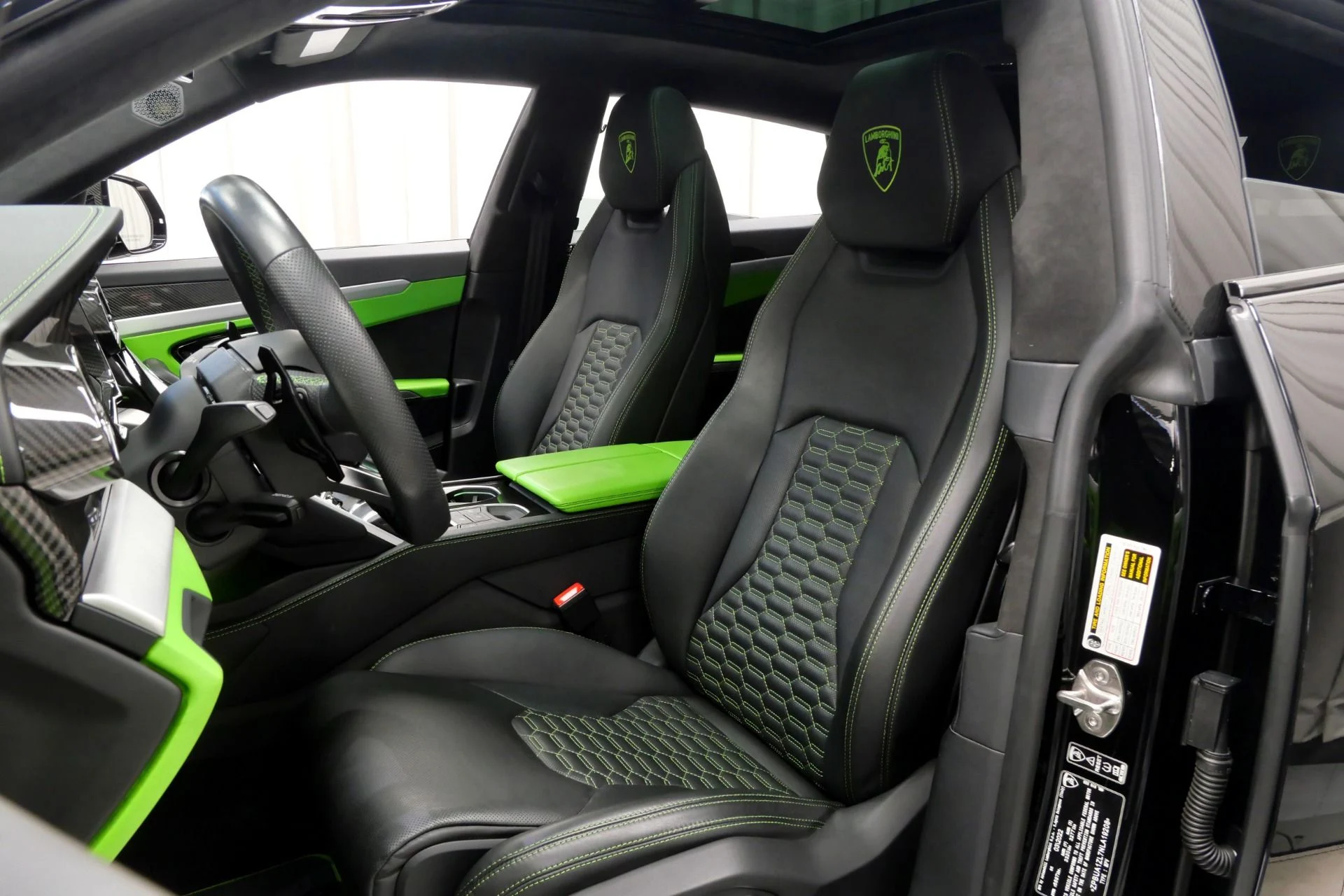 mph021_4026736481_Used_2022_Lamborghini_Urus_1761576878_6f479d8486