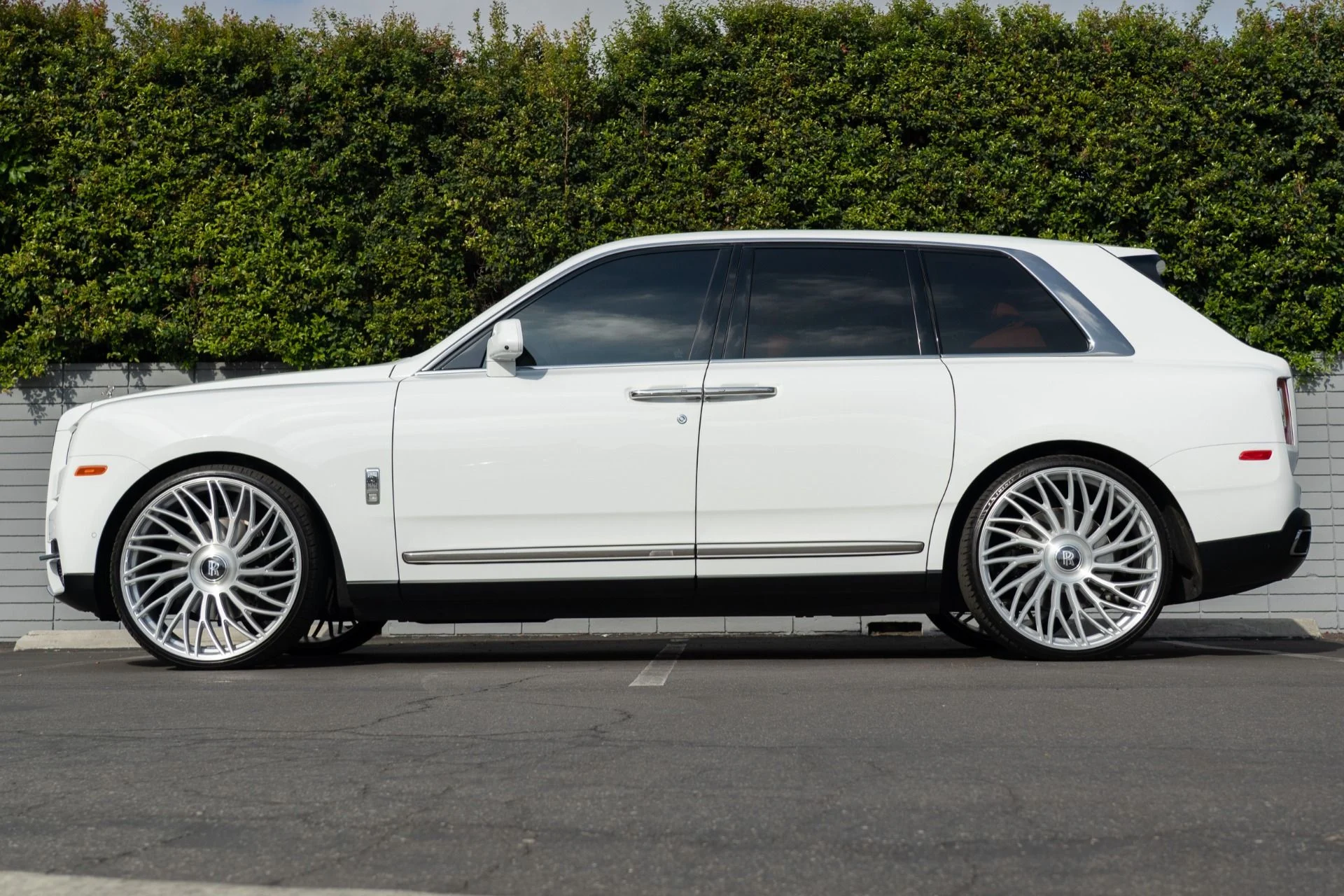 mph021_4064724044_Used_2022_Rolls_Royce_Cullinan_1758310349_a47c3968c6