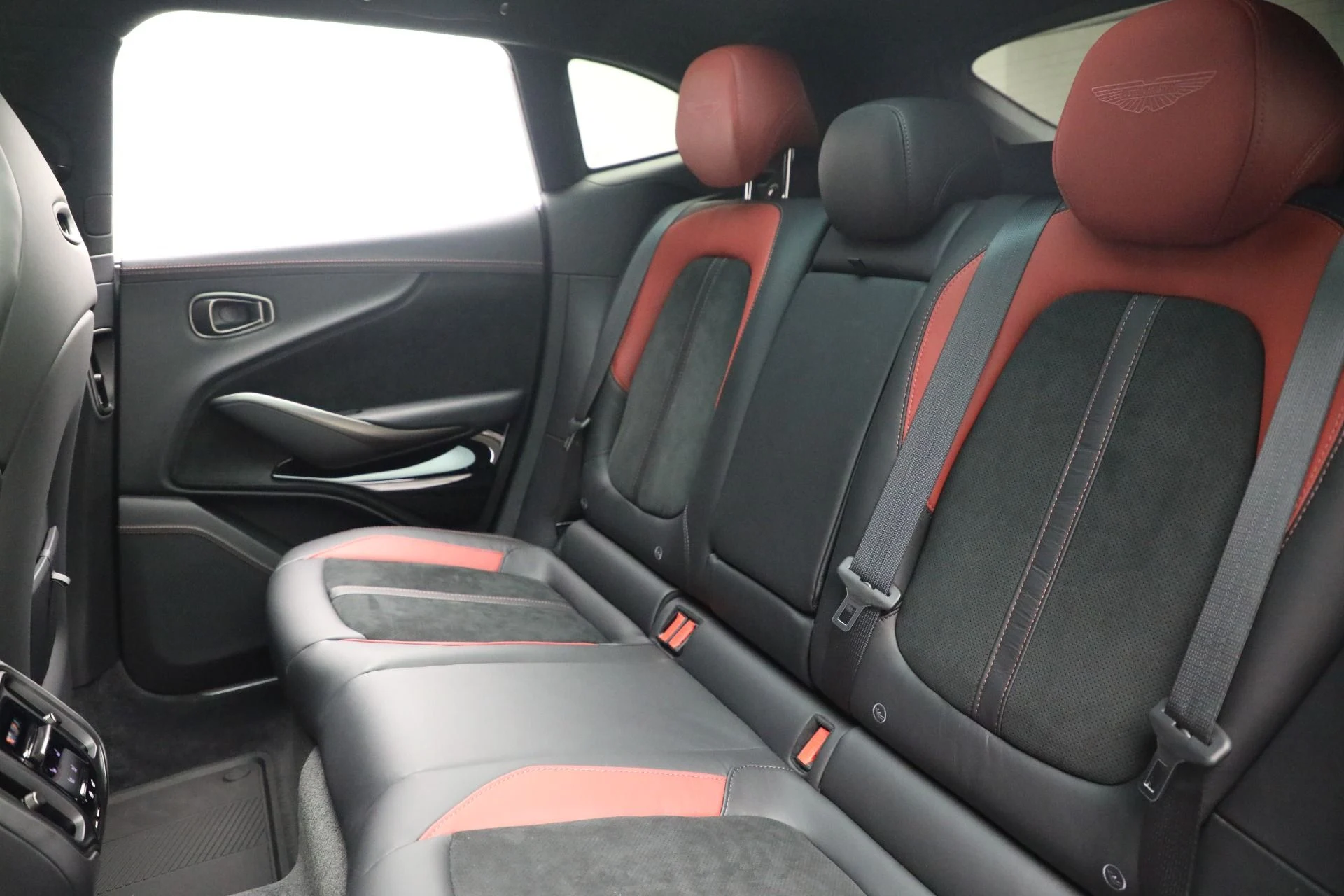 mph021_4080594774_New_2025_Aston_Martin_DBX_707_707_ea5c7ce7af