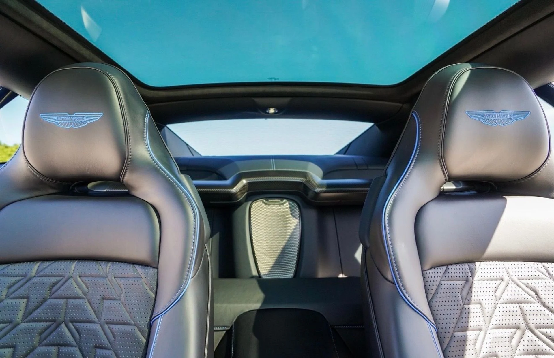 mph021_4092511383_Used_2025_Aston_Martin_Vanquish_1792440207_9f42cd5db1