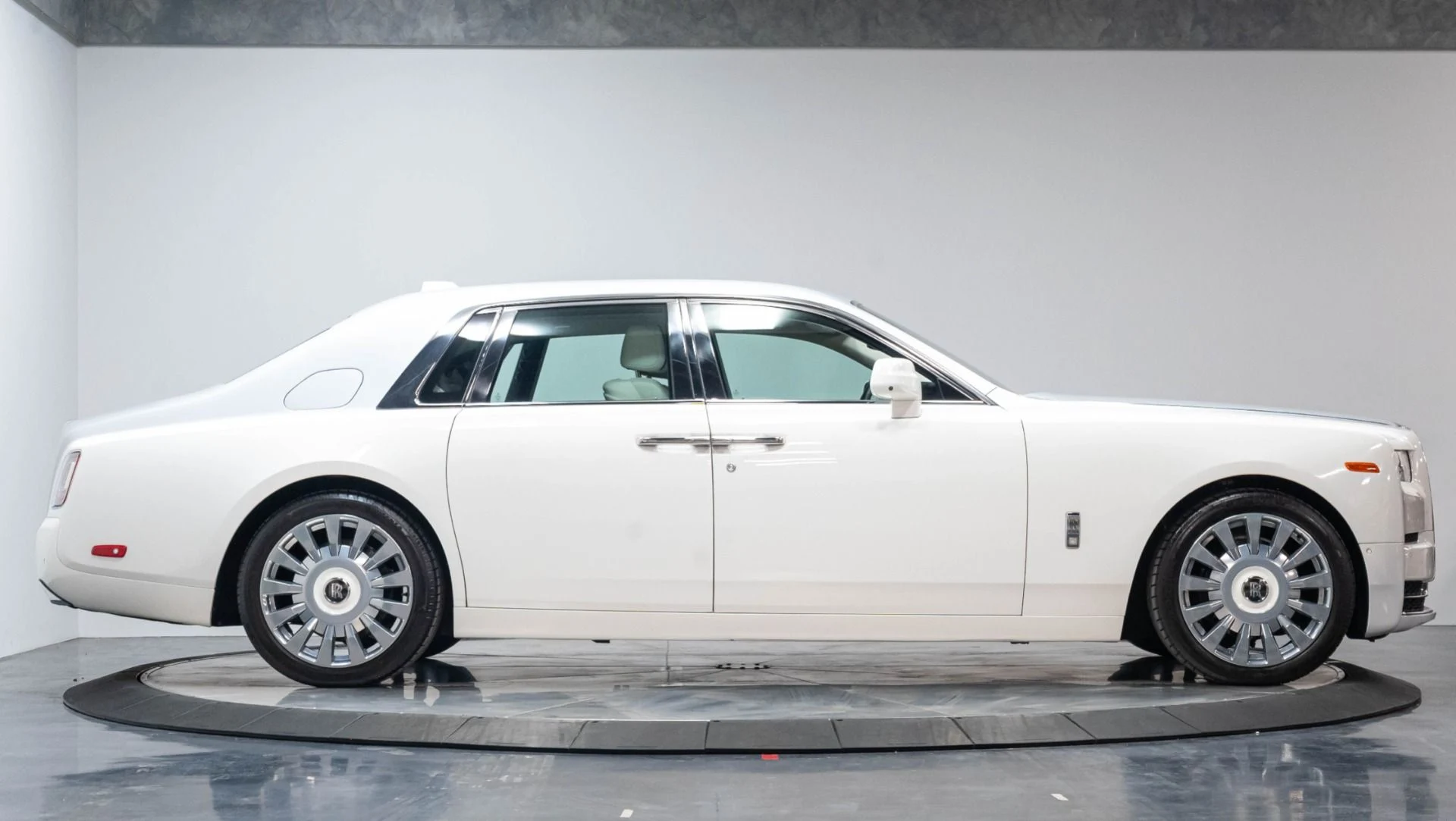 mph021_4122760608_Used_2019_Rolls_Royce_Phantom_1784063951_1c5b970965