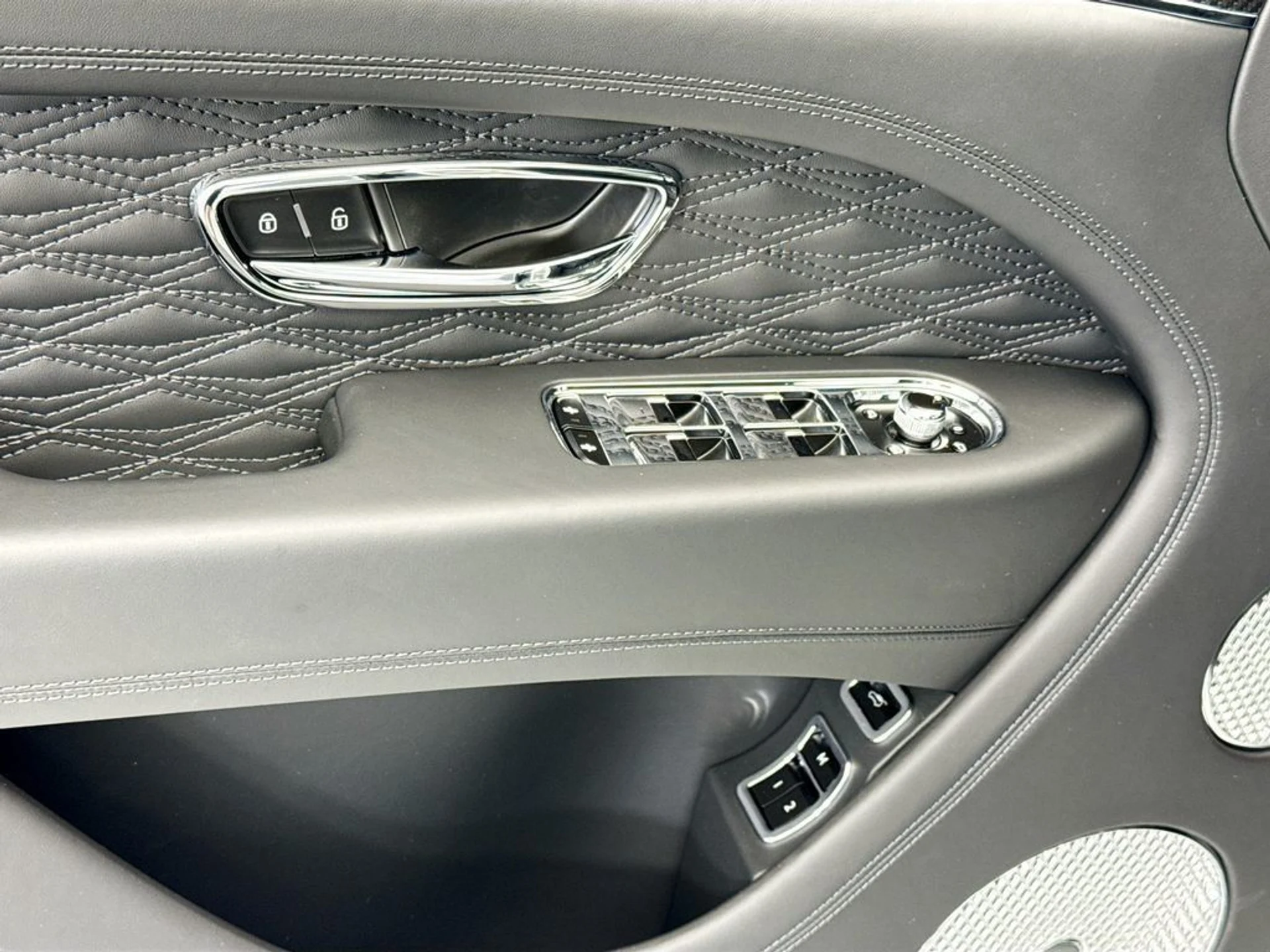 mph021_4142027574_new_2026_bentley_bentayga_8119_23011289_22_1024_08e5361cbd