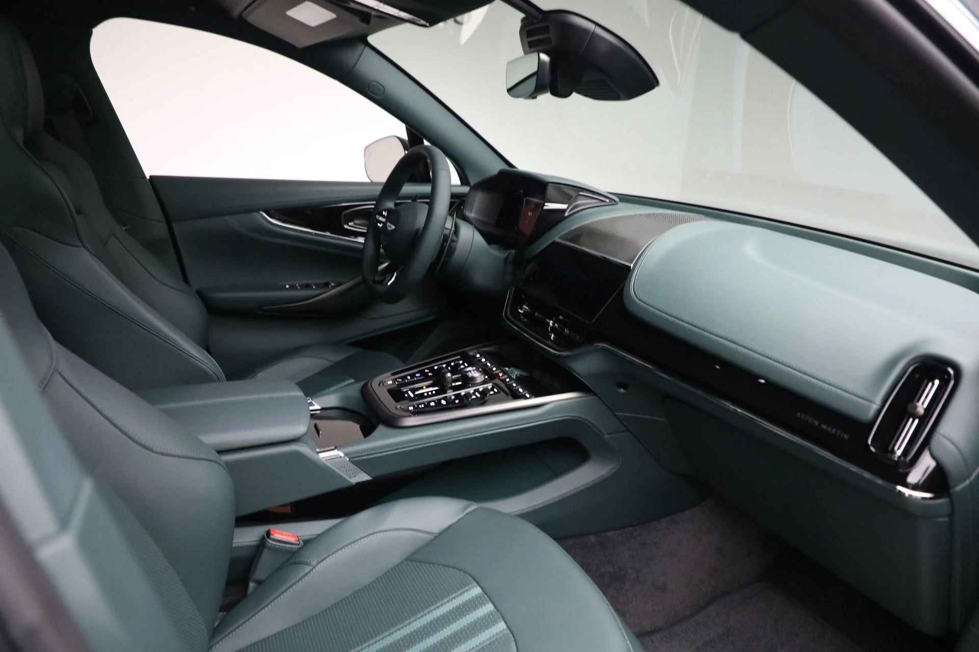 mph021_4144061383_New_2025_Aston_Martin_DBX_707_53ea0f24bd