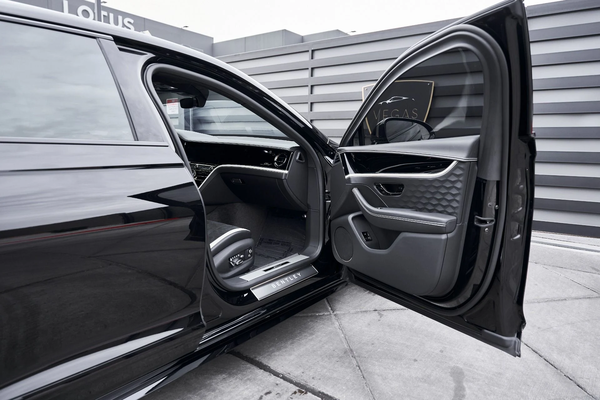 mph021_4146870422_Used_2025_Bentley_Flying_Spur_Speed_1769137046_be803e2939