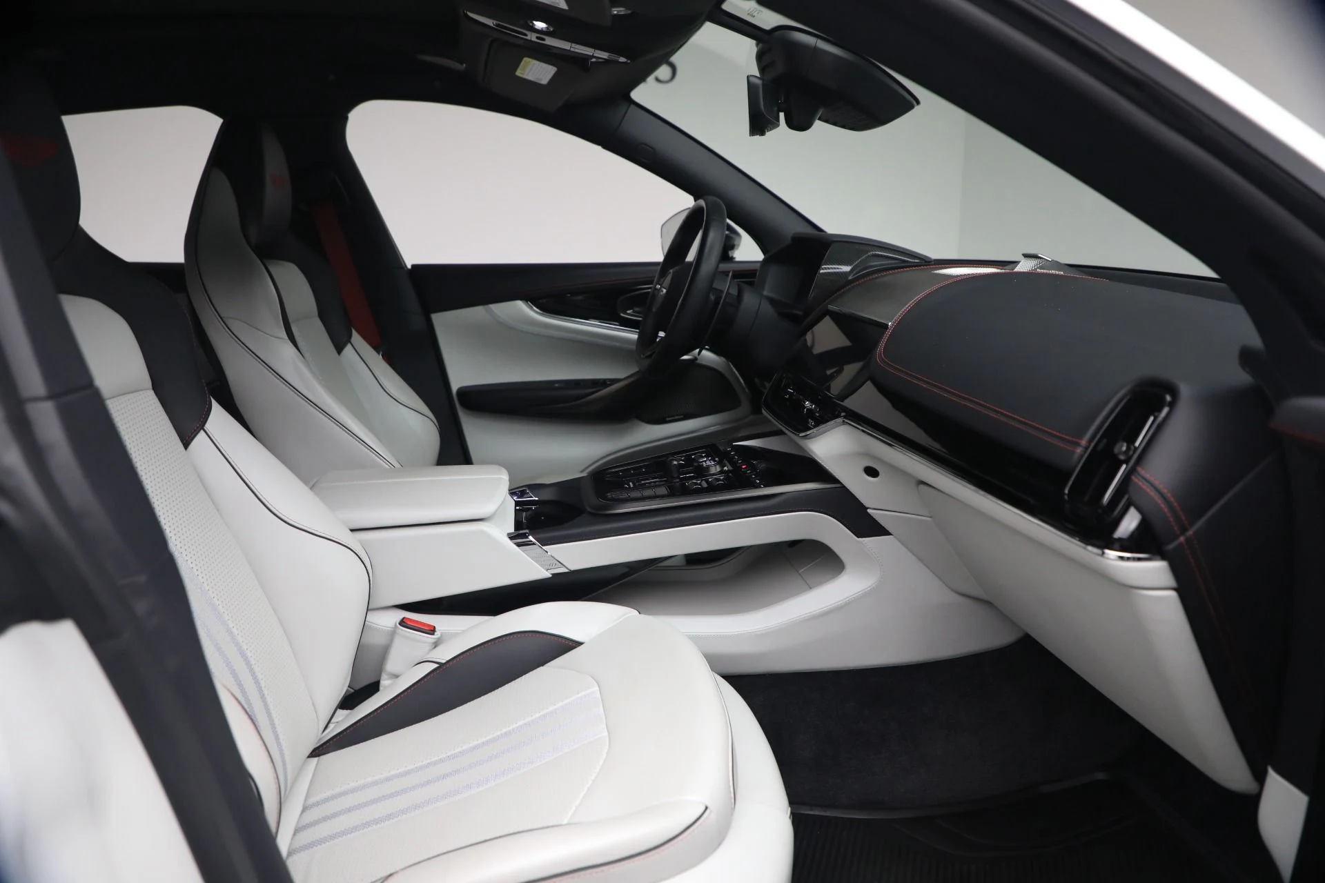 mph021_4147165187_Used_2025_Aston_Martin_DBX_707_1773871461_365455dda8