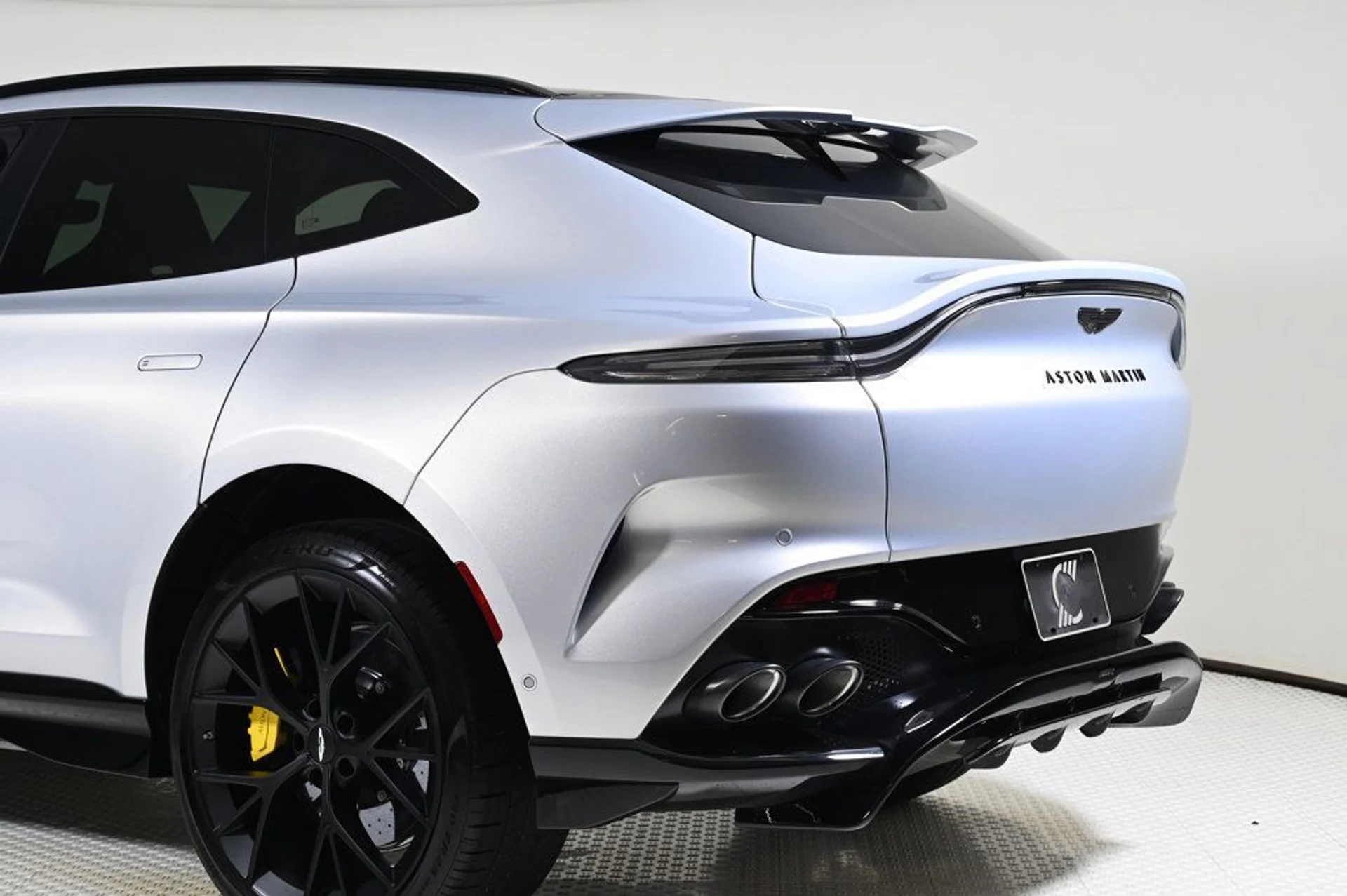 mph021_4172518075_new_2025_aston_martin_dbx_707awd_11350_22933621_21_1024_5548b9eb1a
