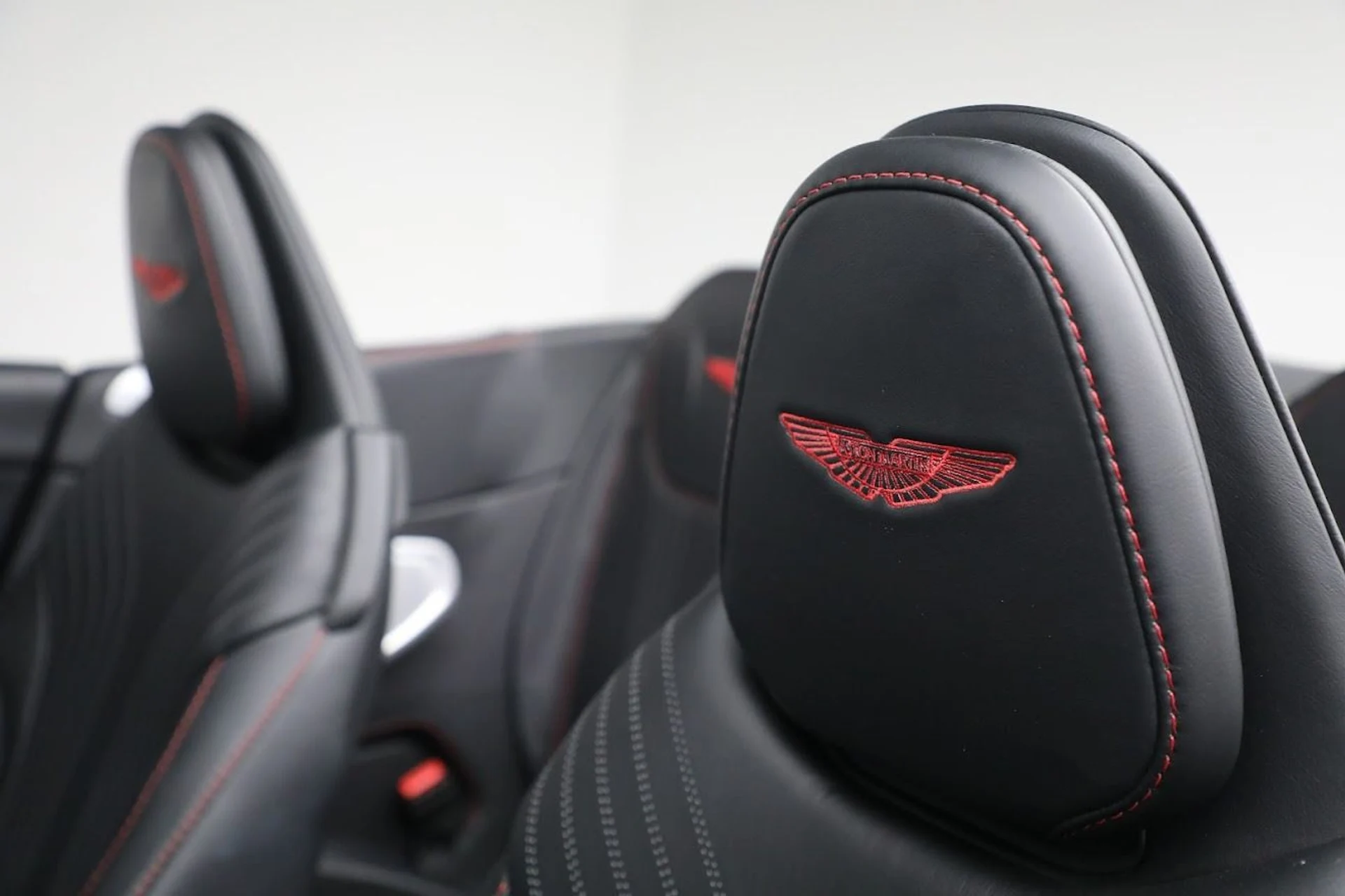 mph021_4190560830_Used_2020_Aston_Martin_DB_11_Volante_Convertible_1682724491_ee69b00417