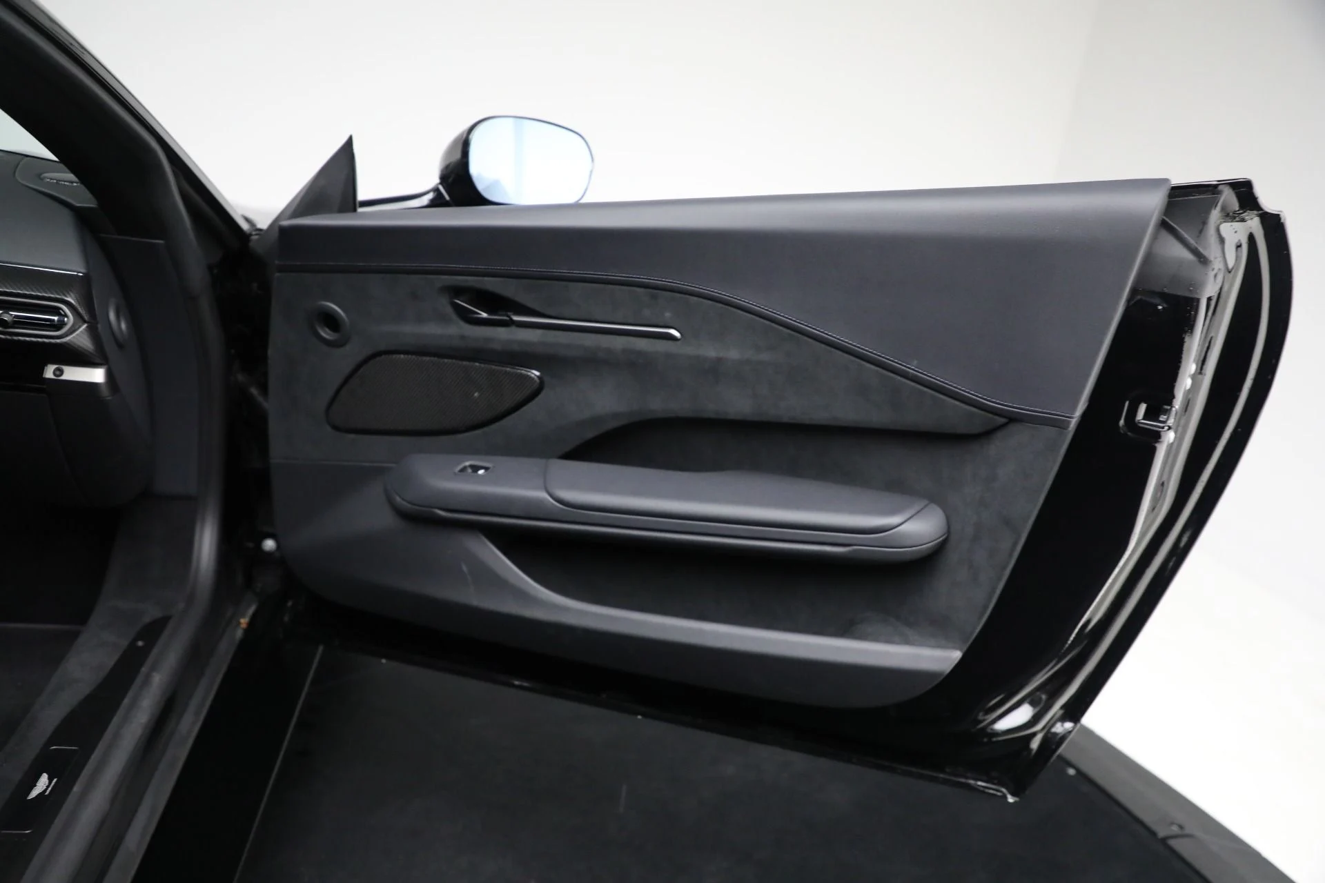 mph021_4200193269_Used_2025_Aston_Martin_Vantage_1763143757_e411ddf690