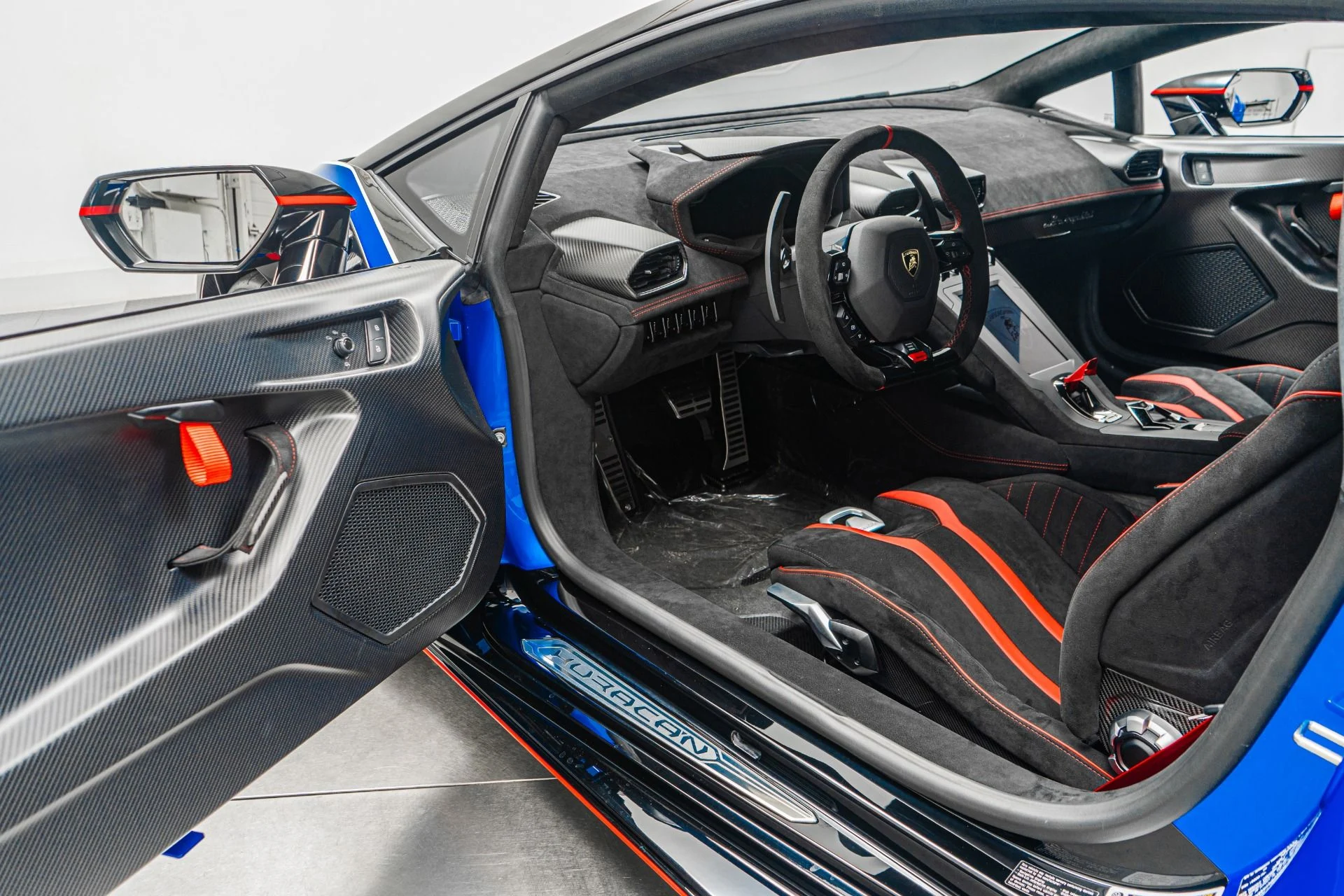 mph021_4201138938_Used_2024_Lamborghini_Huracan_STJ_1757002928_8ad5f8d3f1