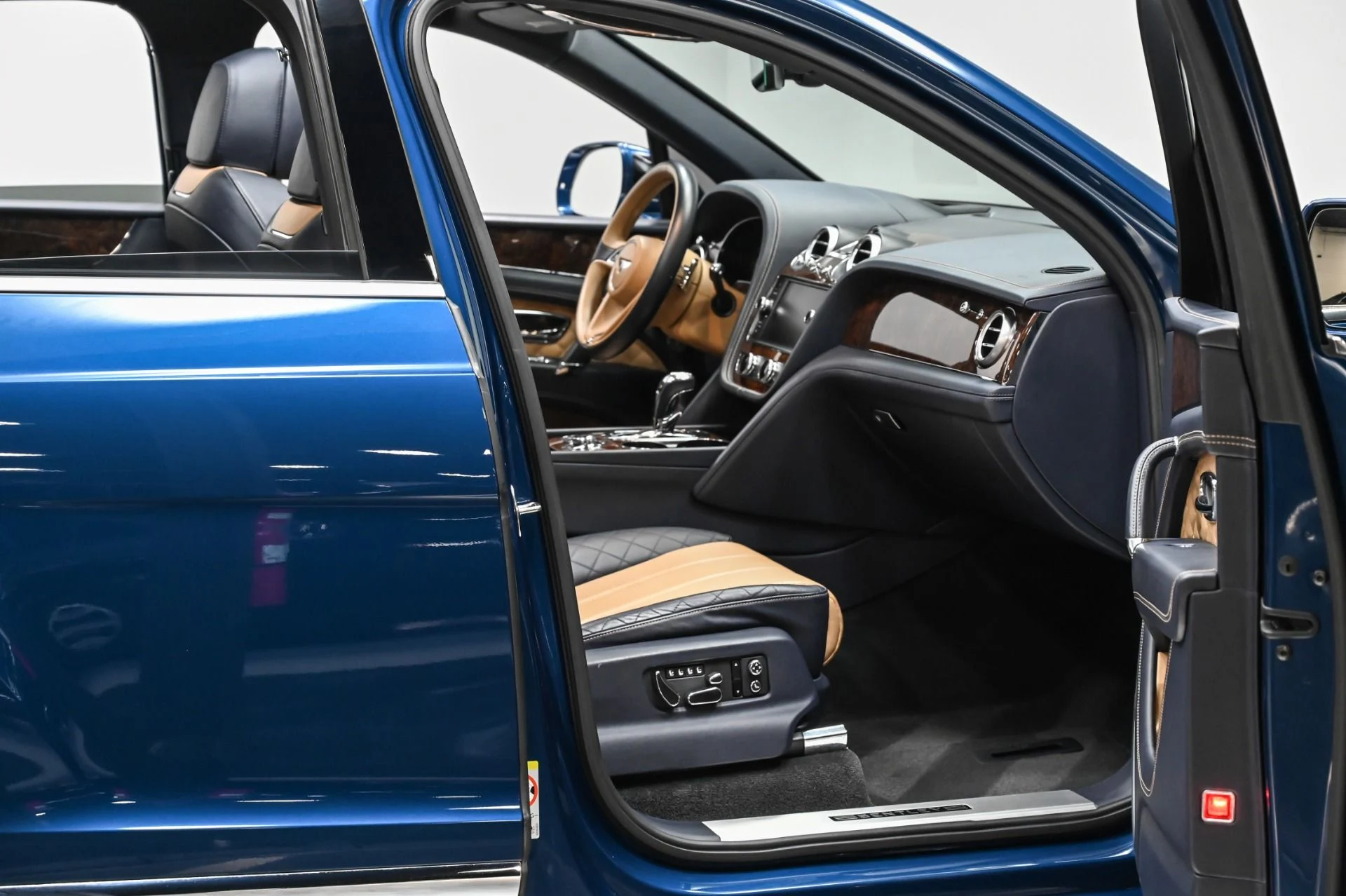 mph021_4205490114_Used_2018_Bentley_Bentayga_W12_1749249697_94ab6d9277