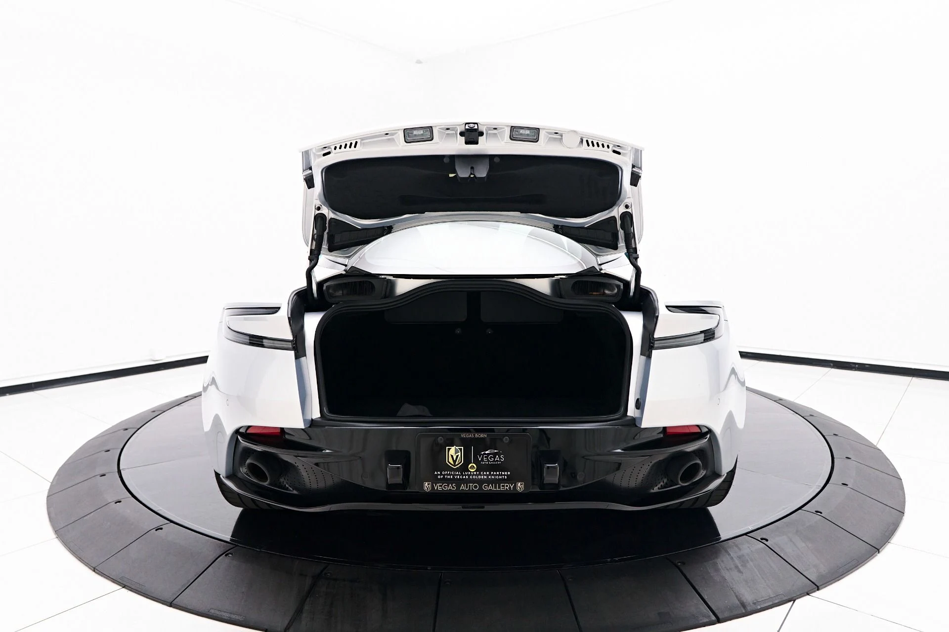 mph021_4227372015_Used_2024_Aston_Martin_DB_12_1755890595_1e154cb7b2