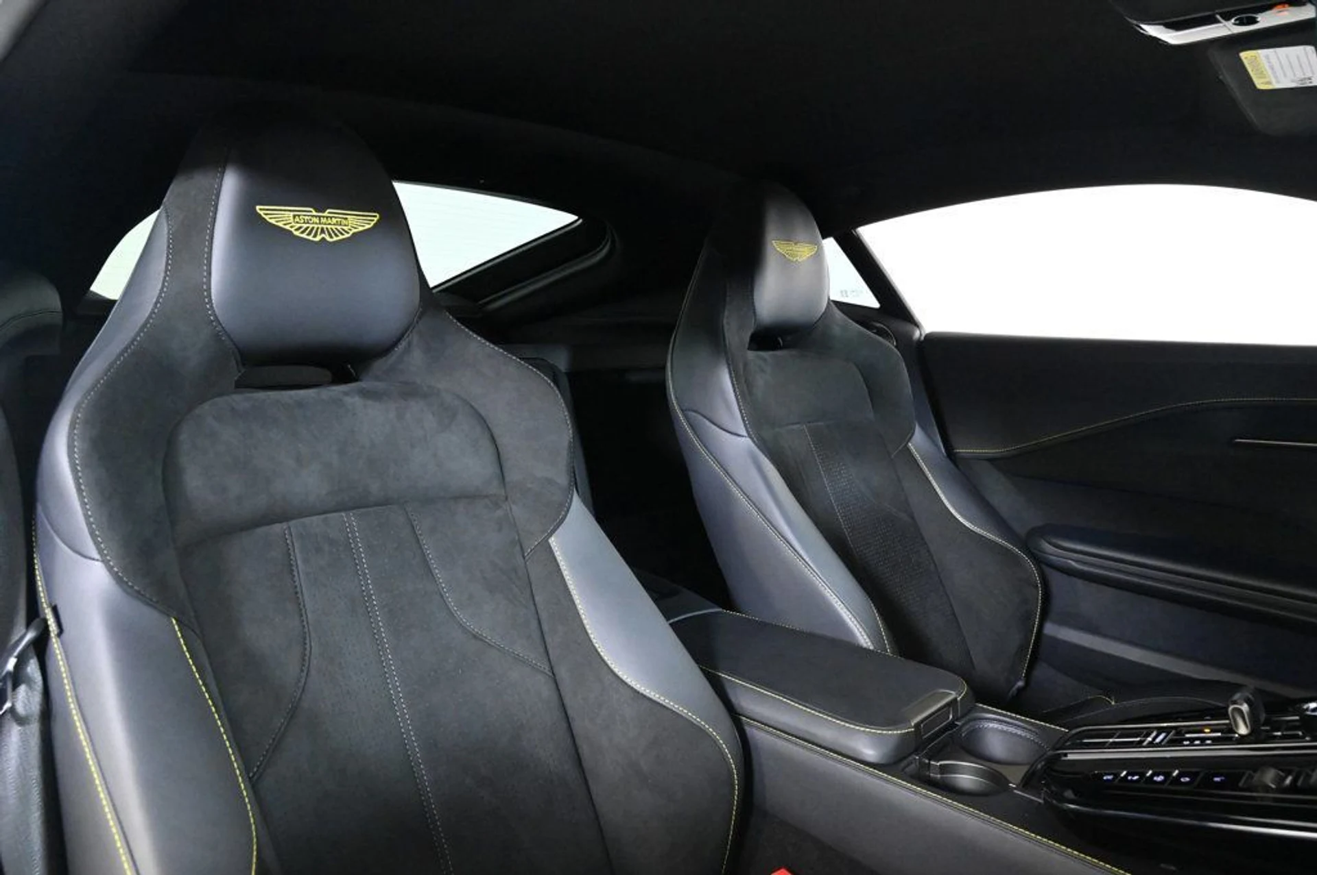 mph021_4228524481_used_2025_aston_martin_vantage_base_11350_22975138_21_1024_aeaf803071