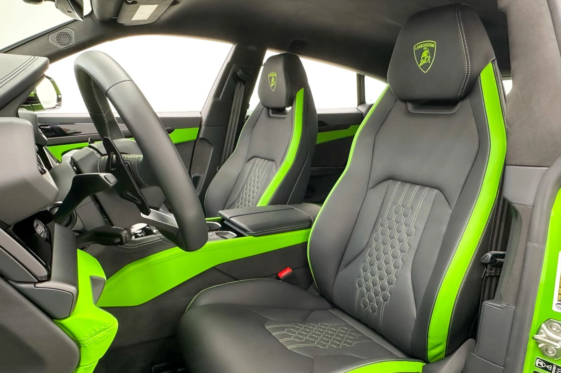 mph021_4231188425_Used_2025_Lamborghini_Urus_SE_Bicolor_Sportive_Interior_870_Miles_789_Horsepower_1772047761_e62b2fbdaf