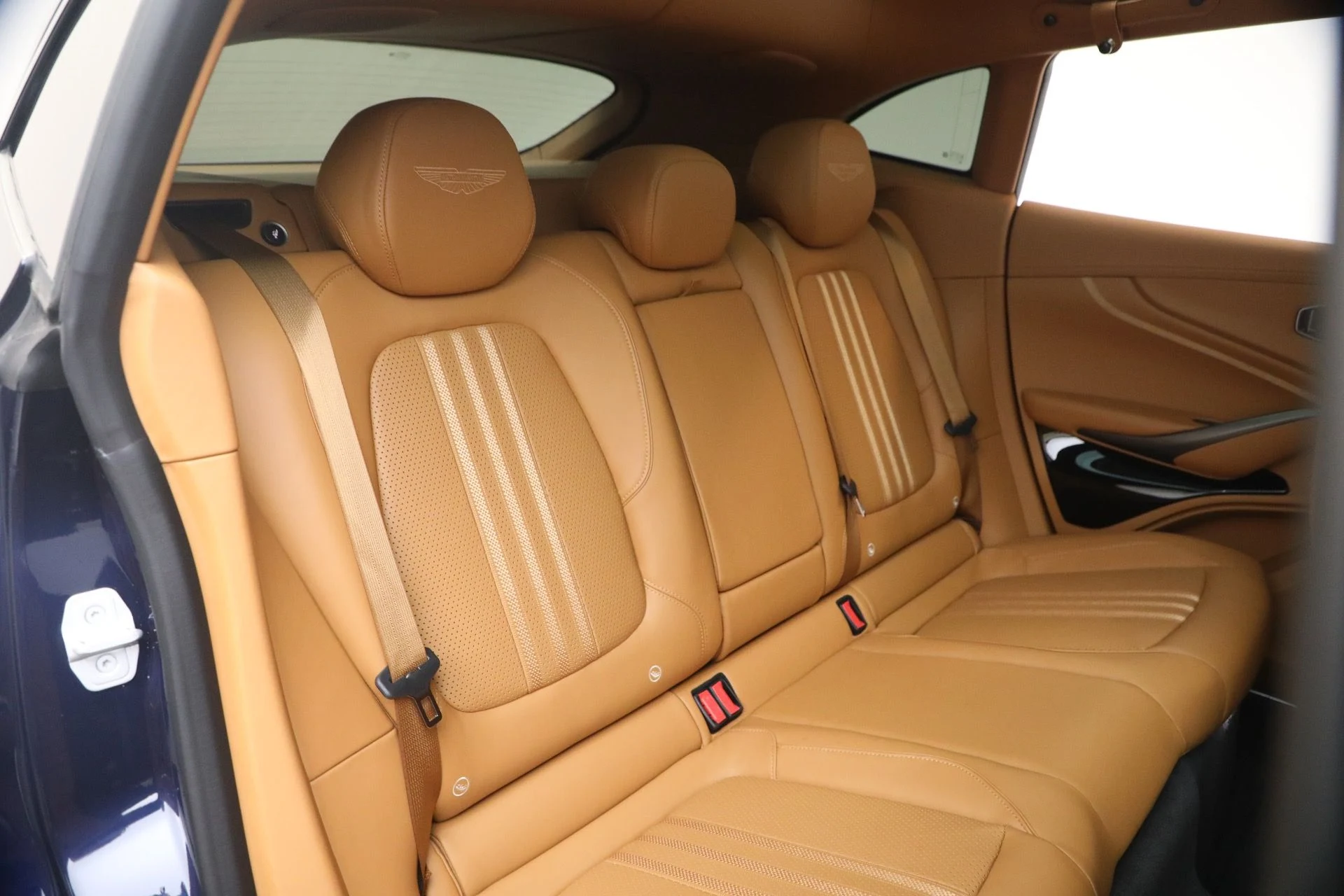 mph021_4240882543_Used_2026_Aston_Martin_DBX_707_1780937265_b5dd947c77