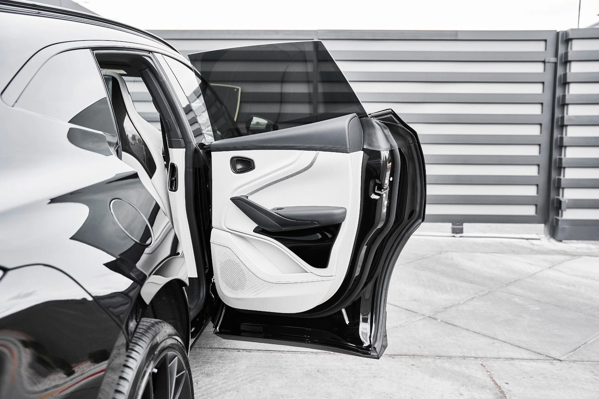 mph021_4246736251_Used_2025_Aston_Martin_DBX_707_1775007962_ffb6a0ab89