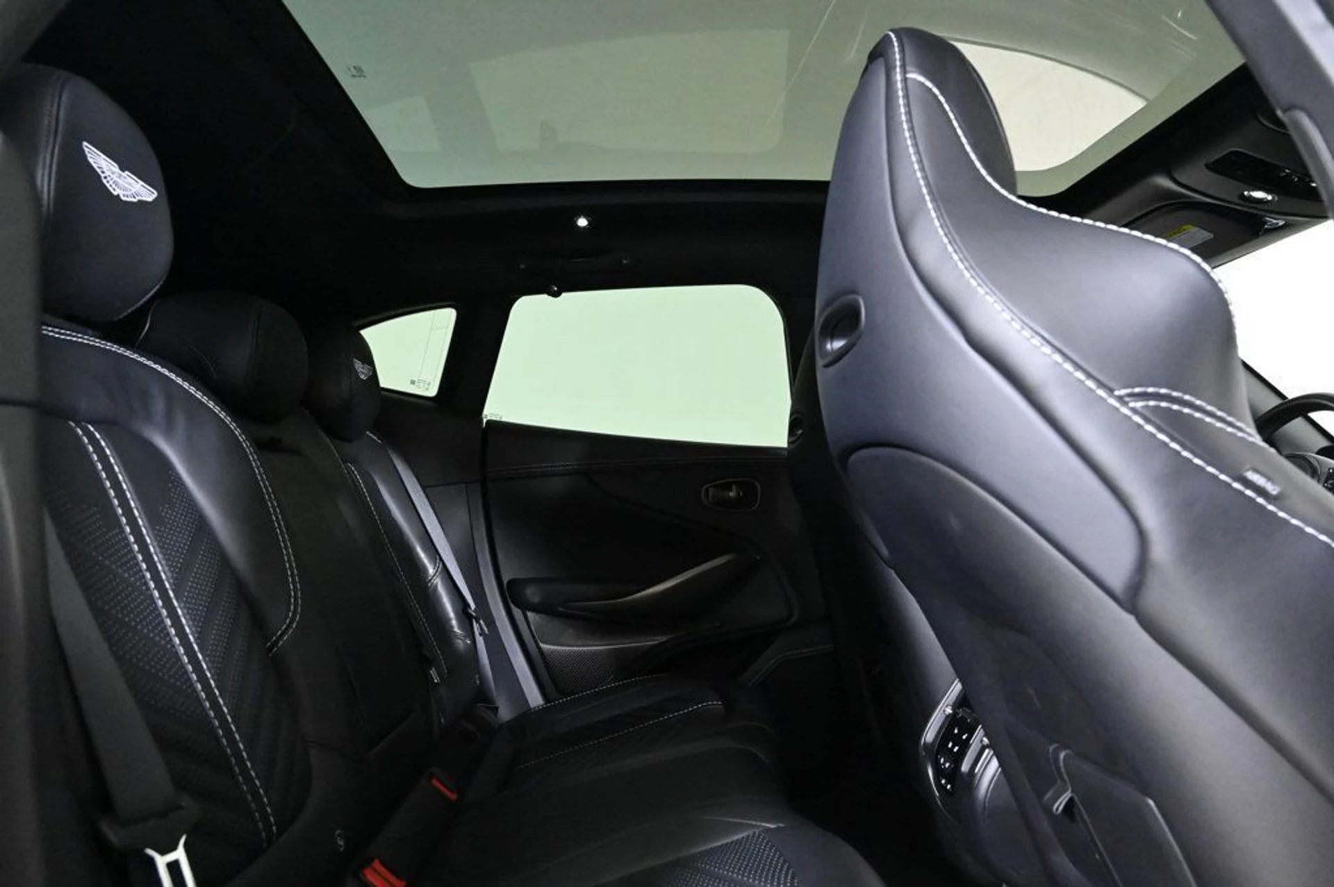 mph021_425520815_used_2023_aston_martin_dbx_707_11350_22991418_21_1024_580690d374