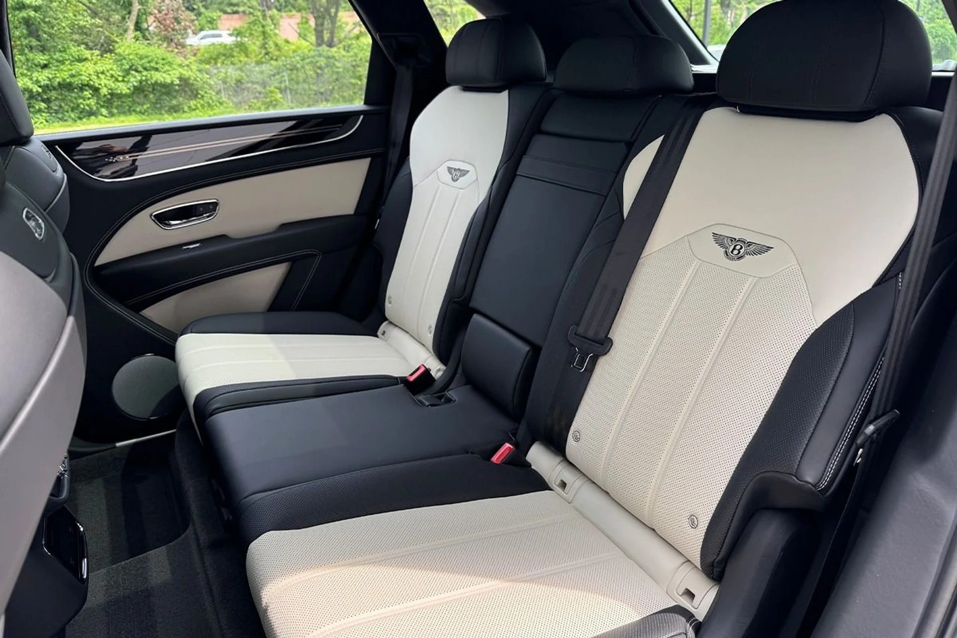 mph021_4255715736_New_2025_Bentley_Bentayga_V8_1749227501_5f8ab11deb