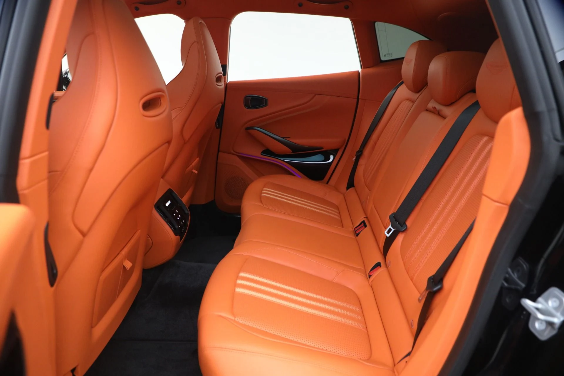 mph021_4257326975_Used_2025_Aston_Martin_DBX_707_1788625029_b2da4dc6eb