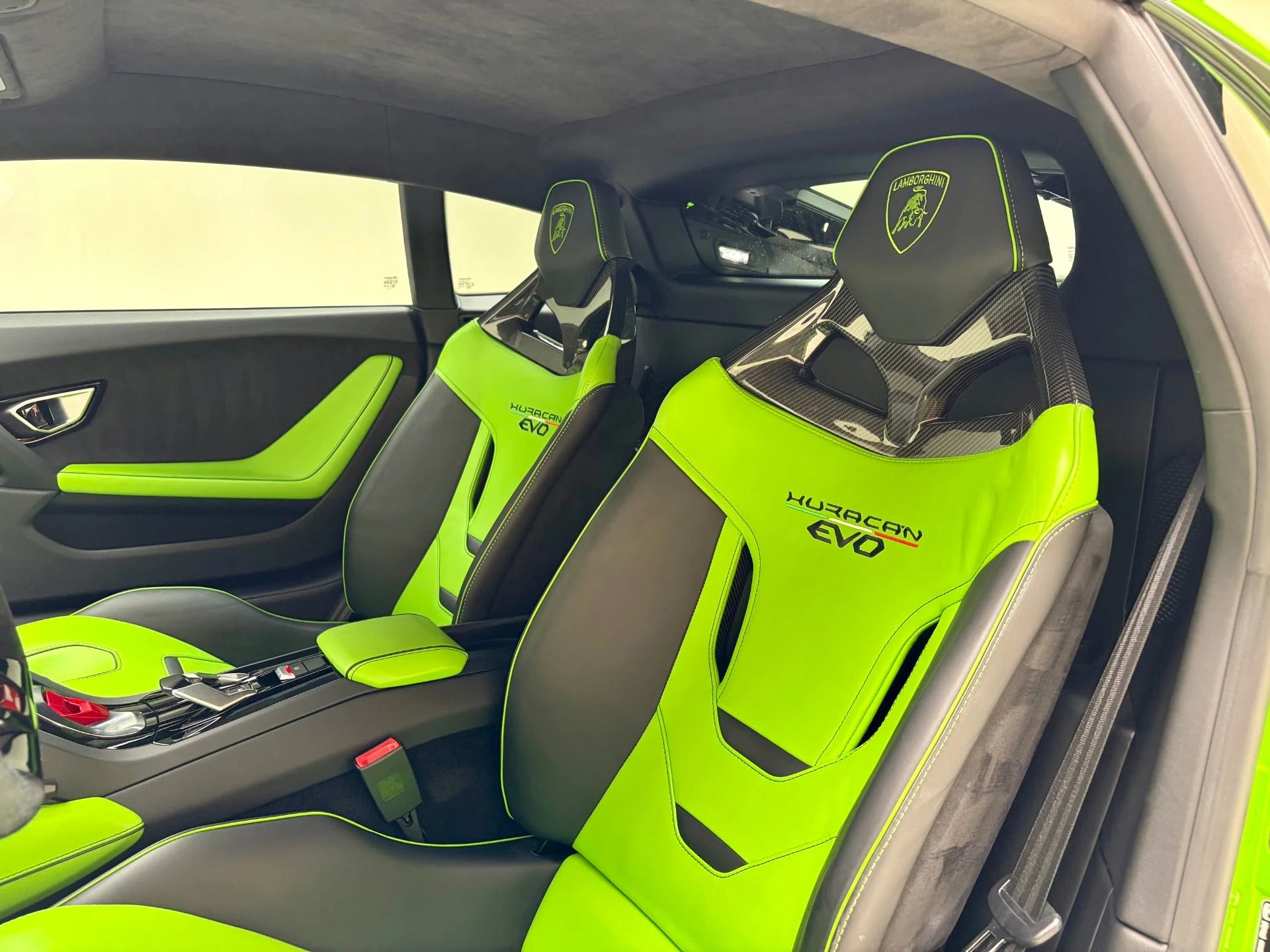 mph021_4289545401_Used_2022_Lamborghini_Huracan_EVO_1777741288_20f9141c6b