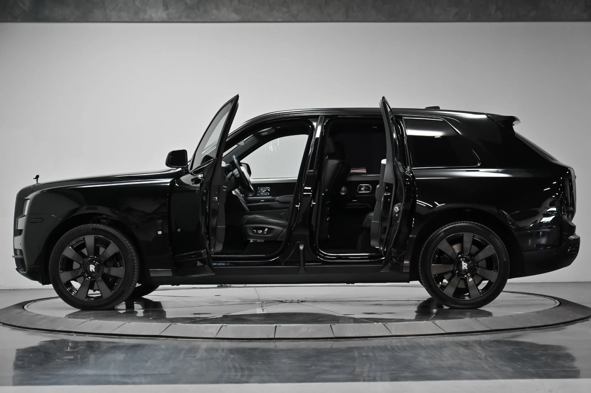 mph021_496357805_Used_2019_Rolls_Royce_Cullinan_1761408905_b233992403