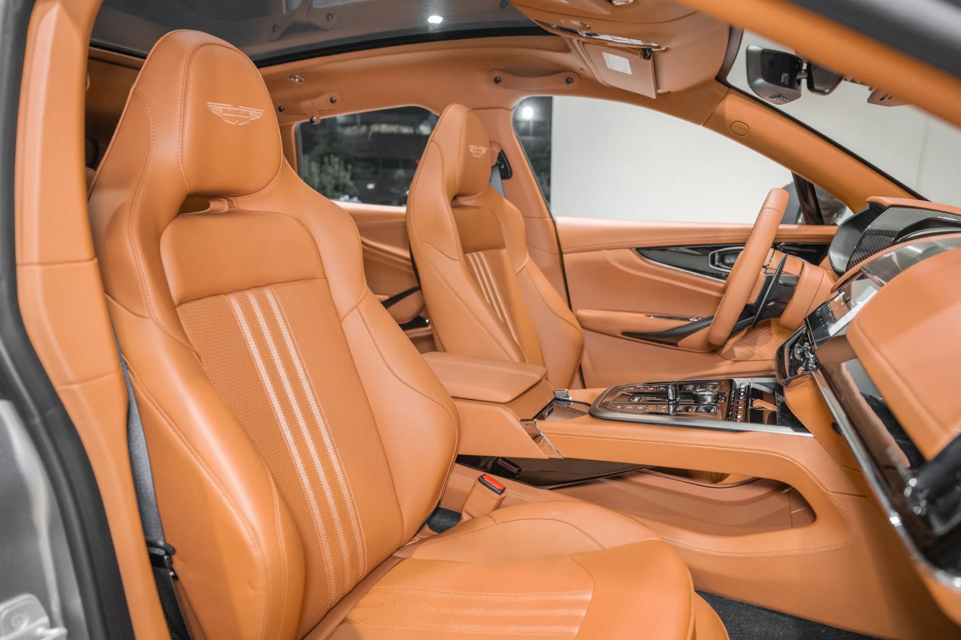 mph021_503095781_New_2026_Aston_Martin_DBX_707_1786372165_161bef6ae8