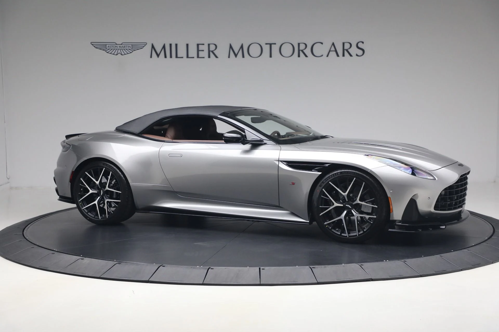 mph021_537515693_New_2026_Aston_Martin_DB_12_S_Volante_1781361339_75a57bc836