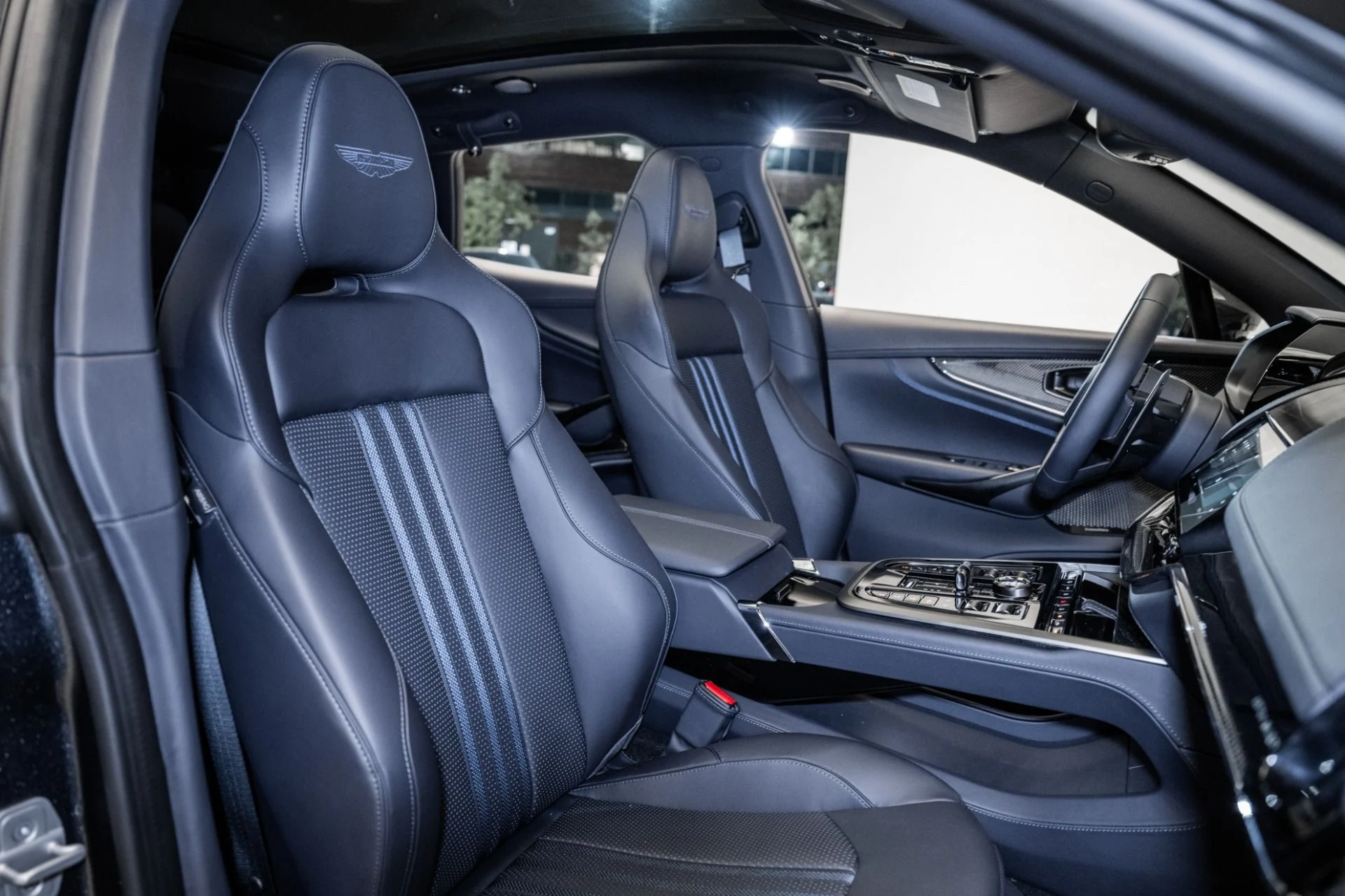 mph021_551361162_Used_2025_Aston_Martin_DBX_707_1754709382_21ce33e7bb