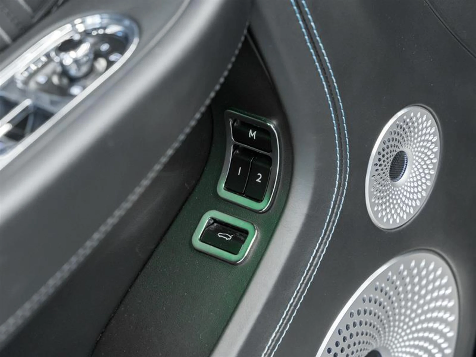 mph021_552072173_11642317_1585477340_a52105e939