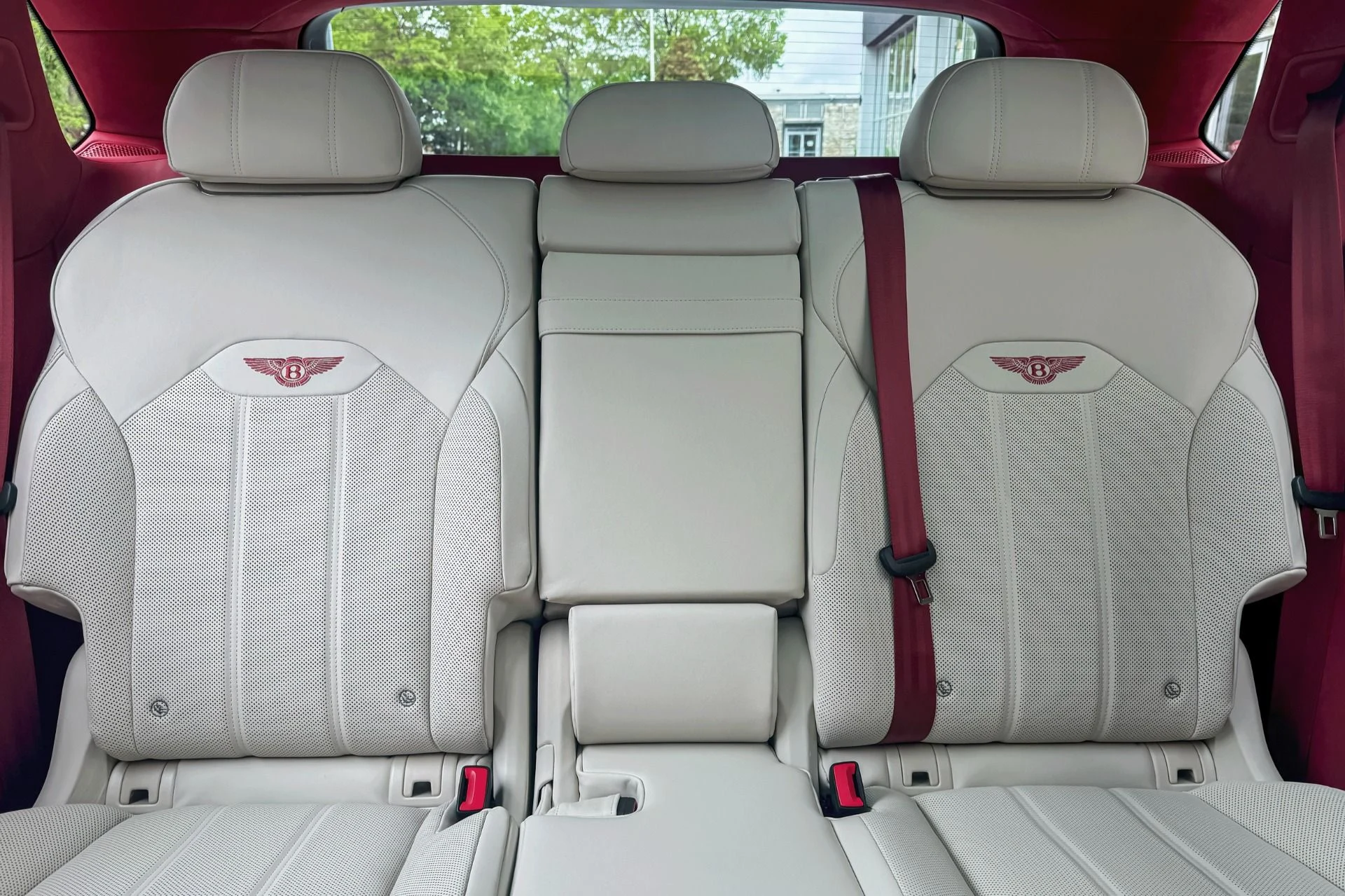 mph021_557514085_Used_2025_Bentley_Bentayga_V8_1748255294_4e72d4c315