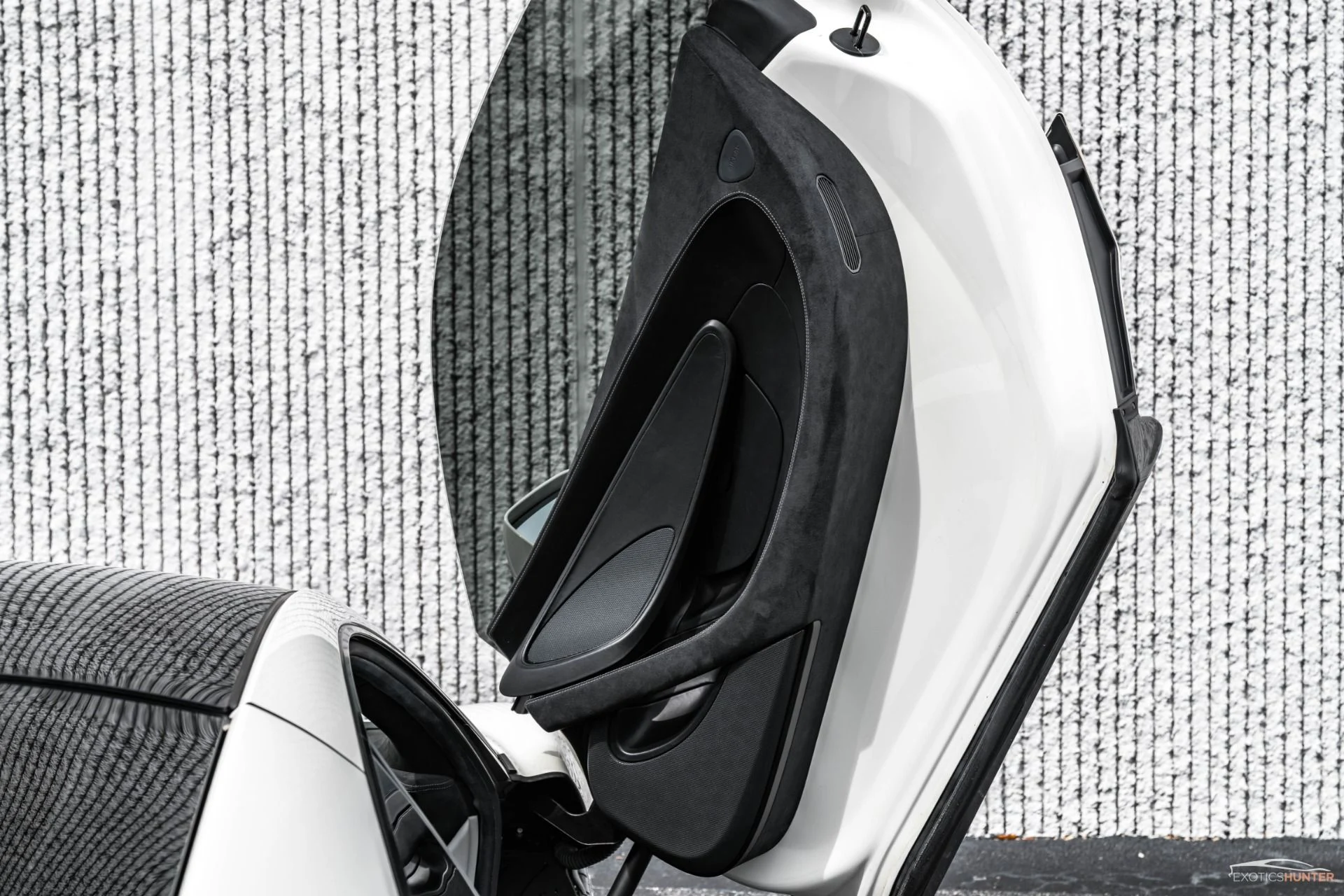 mph021_562338331_Used_2017_Mc_Laren_570_GT_w_Carbon_Fiber_Interior_Pack_Two_Tone_White_Black_Interior_1762205612_476ce40b3e