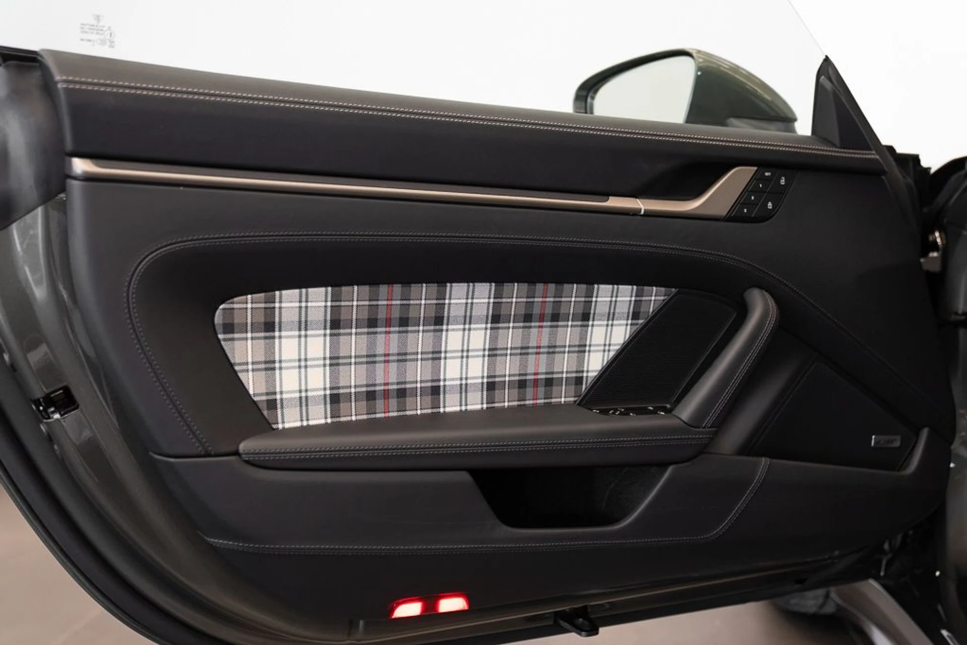 mph021_577968089_porsche_911_2025_jpg_v_1774622497_fe2f459e15