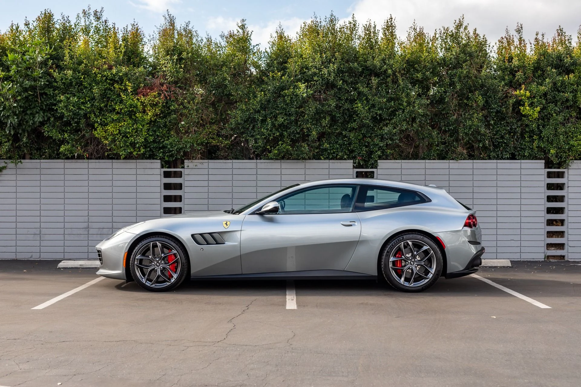 mph021_621022654_Used_2018_Ferrari_GTC_4_Lusso_T_1701305209_abe81a3ad1