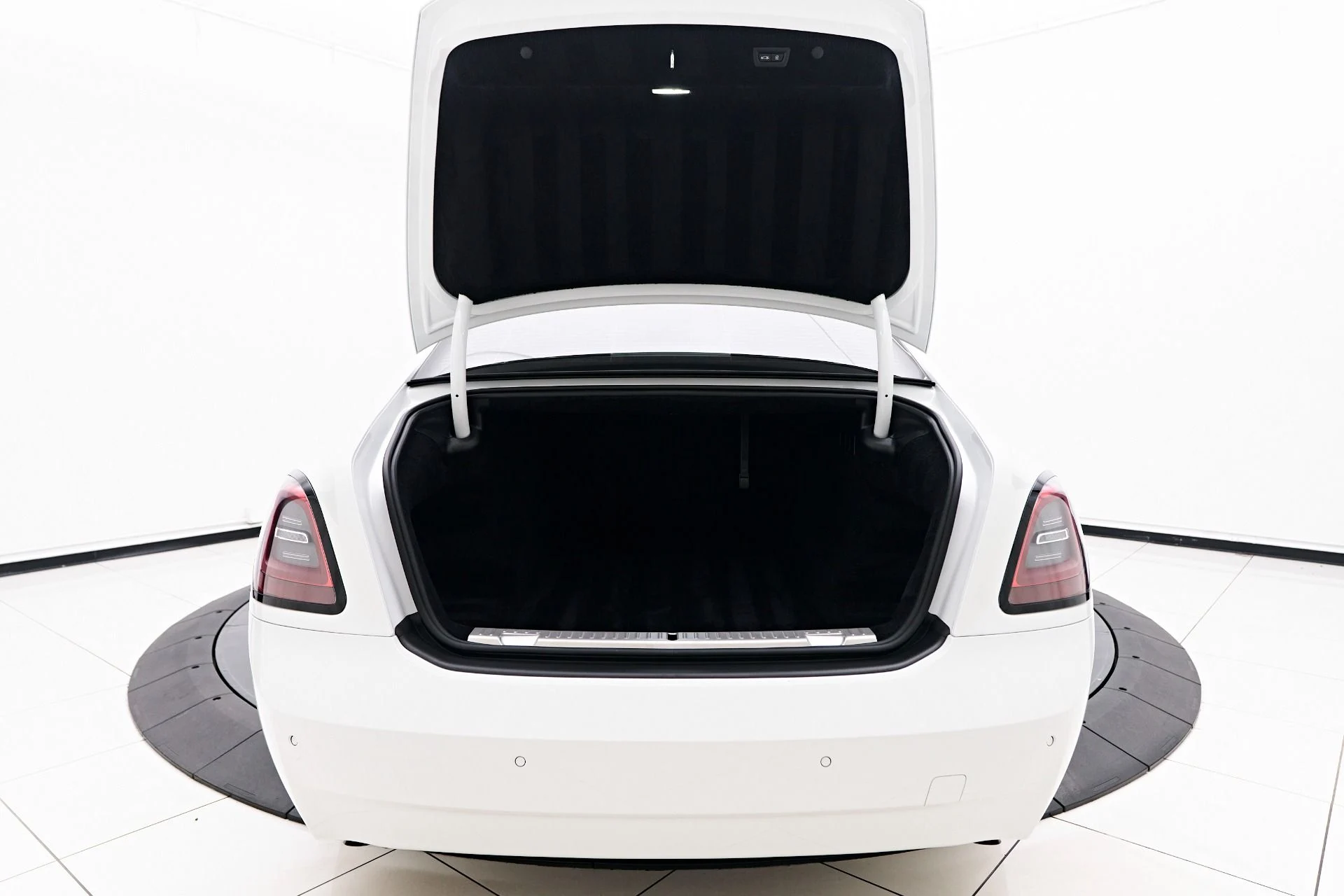 mph021_630434276_Used_2024_Rolls_Royce_Ghost_Base_1757190822_44b8ff9fc6