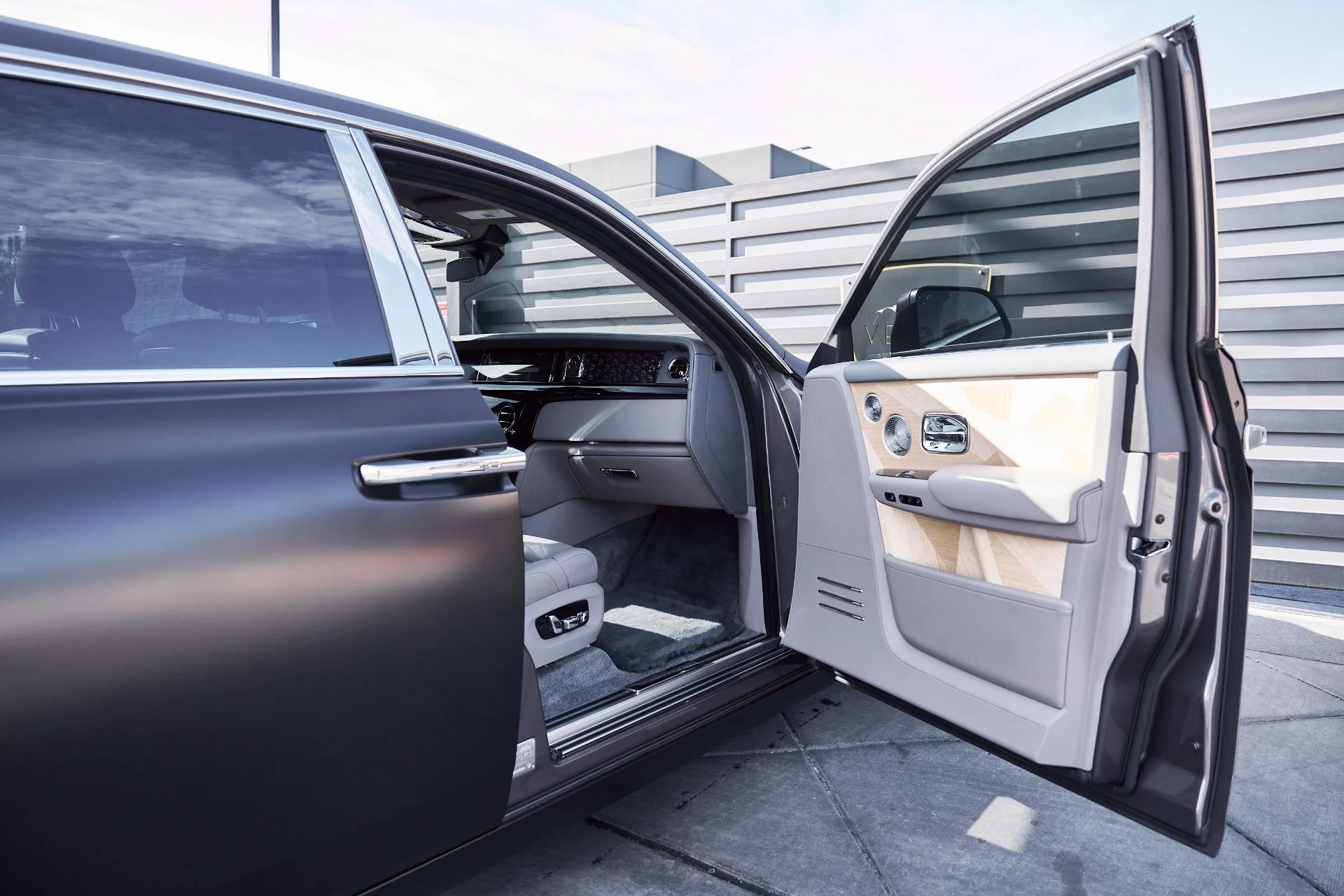 mph021_63676994_Used_2025_Rolls_Royce_Phantom_Base_1769480889_31702ec8fc