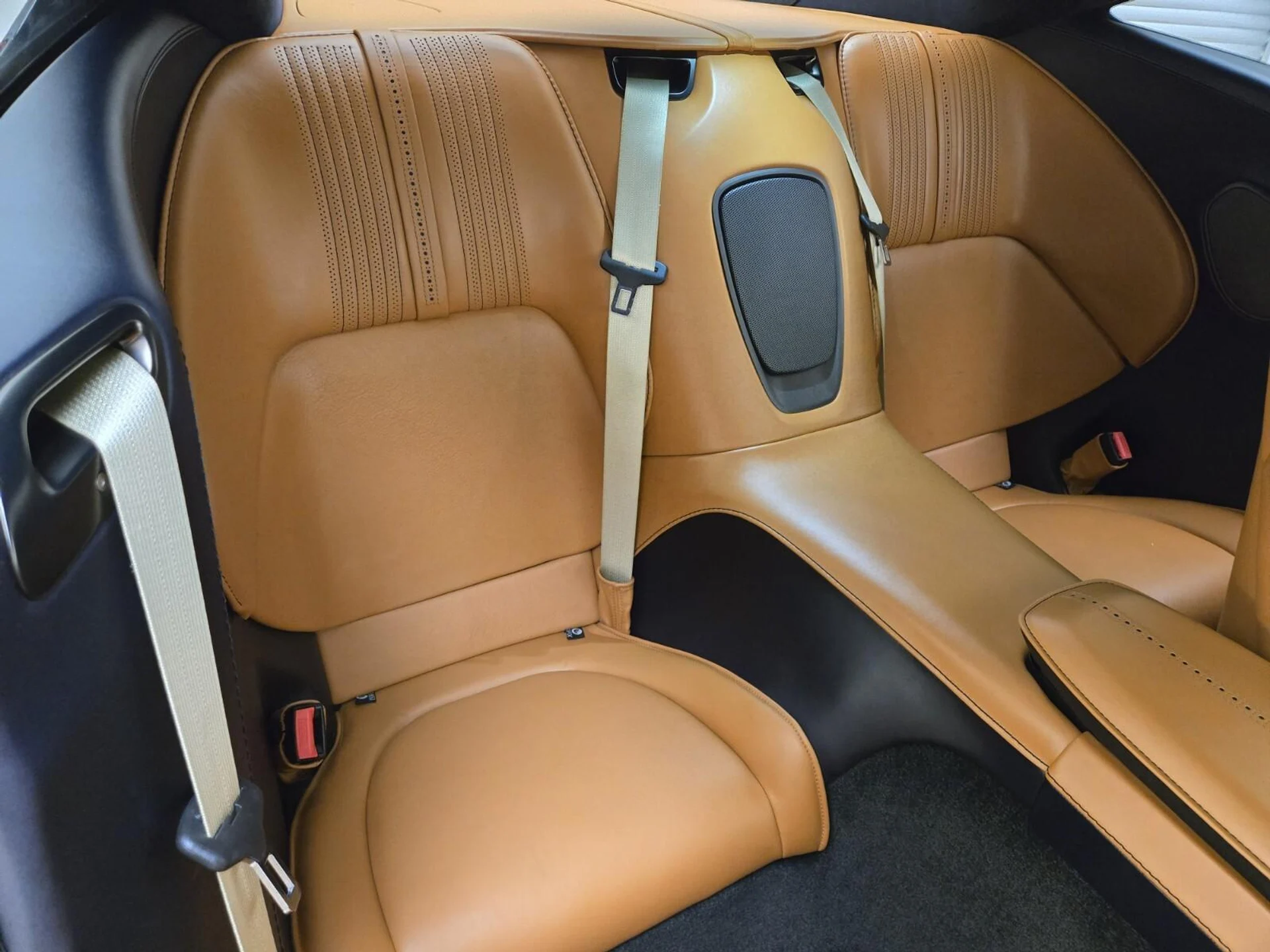 mph021_640157476_Used_2021_Aston_Martin_DB_11_1764057878_6da4f9d96d