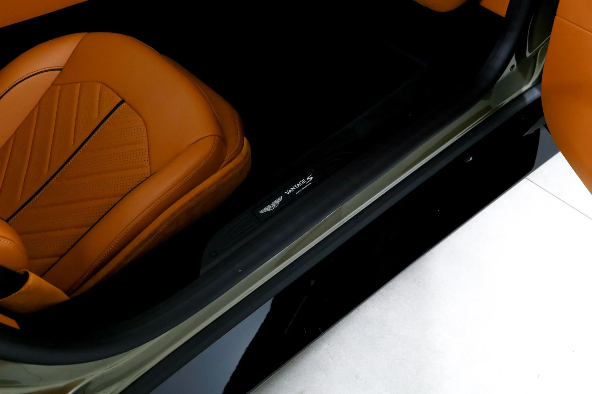 mph021_642787544_Used_2026_Aston_Martin_Vantage_S_Roadster_1782838317_a3a5f2d6c4