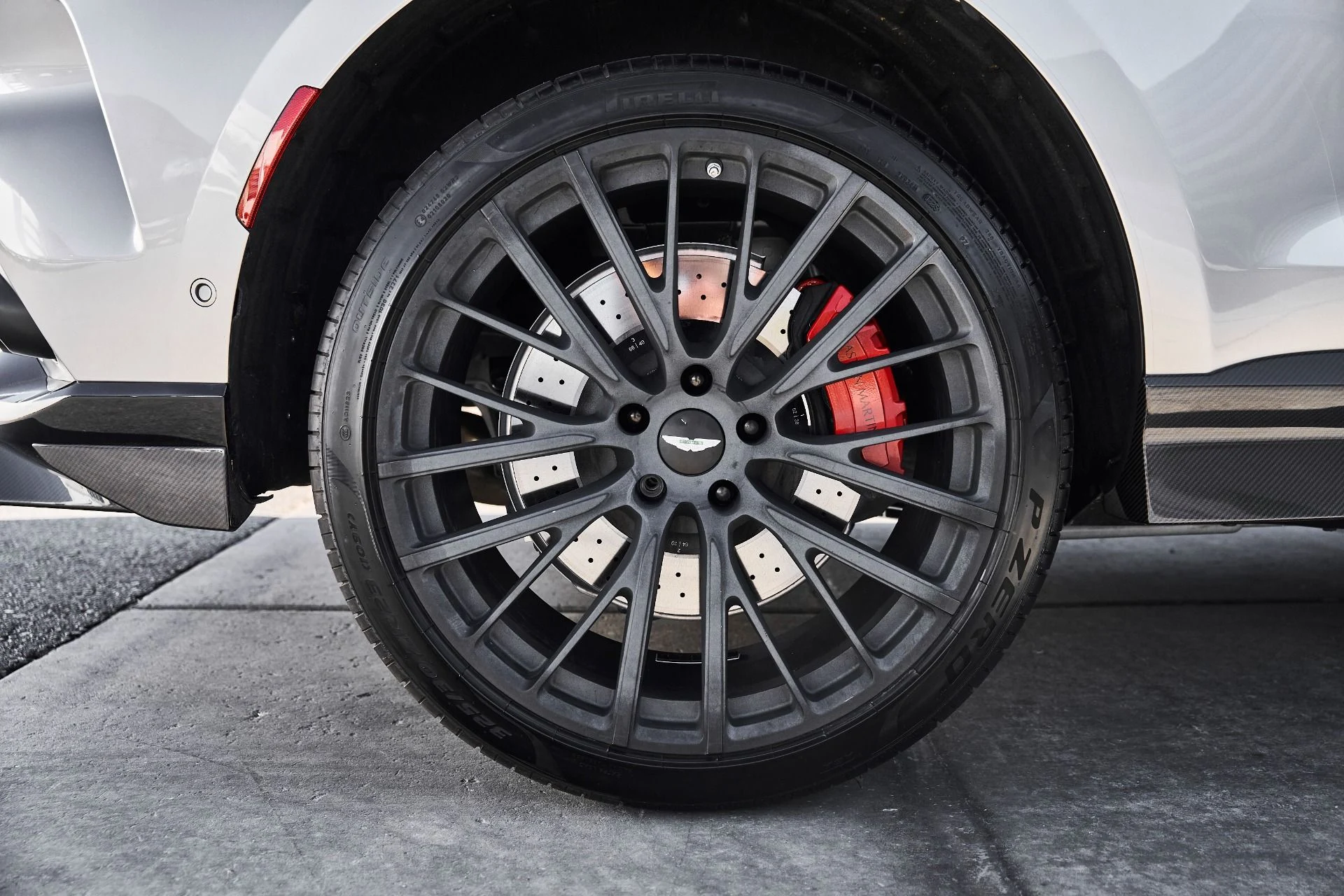 mph021_644700124_Used_2025_Aston_Martin_DBX_707_1778288592_053d9a0a3d