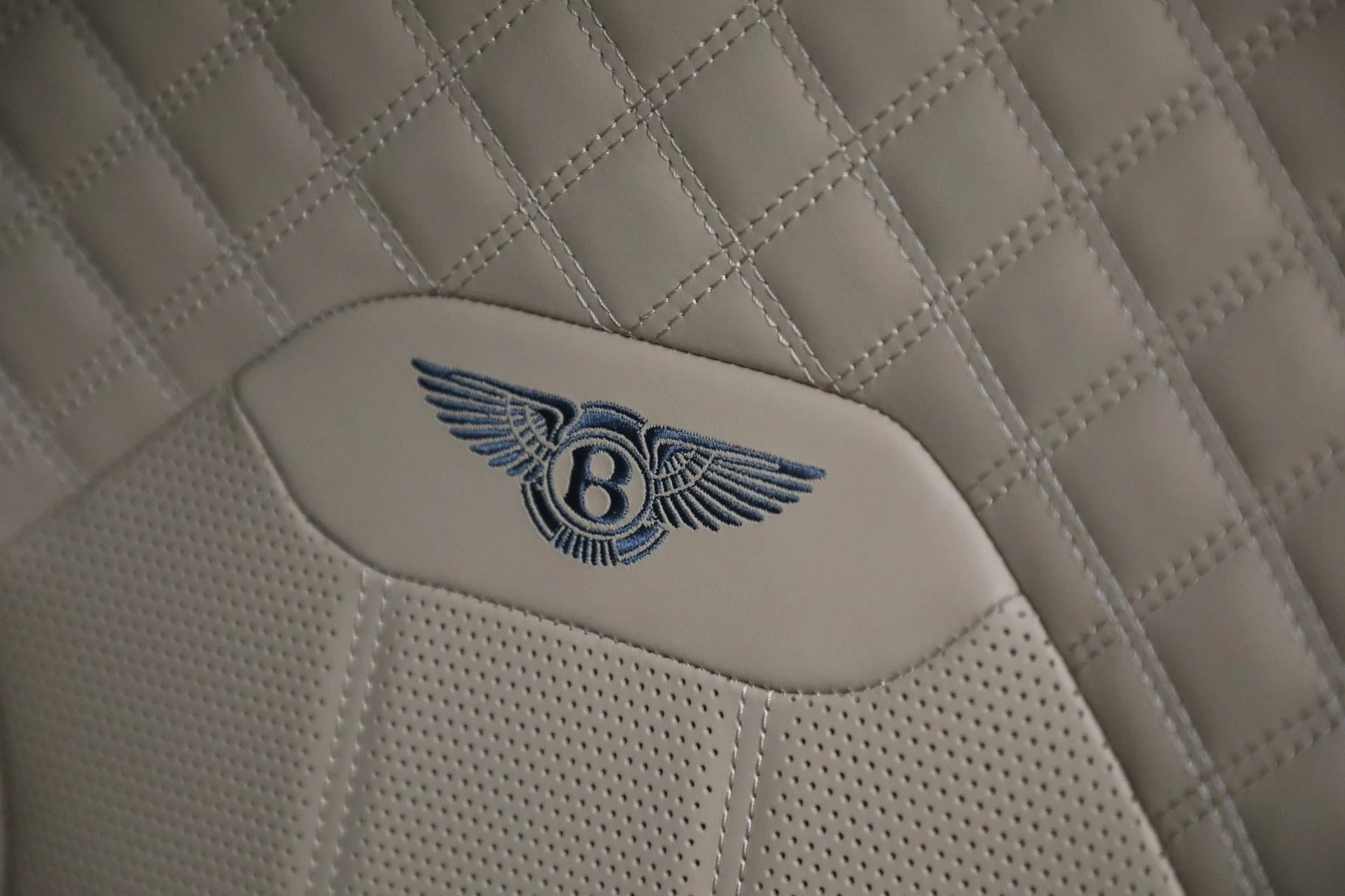 mph021_673184266_Used_2023_Bentley_Bentayga_Azure_Hybrid_5aa143f149