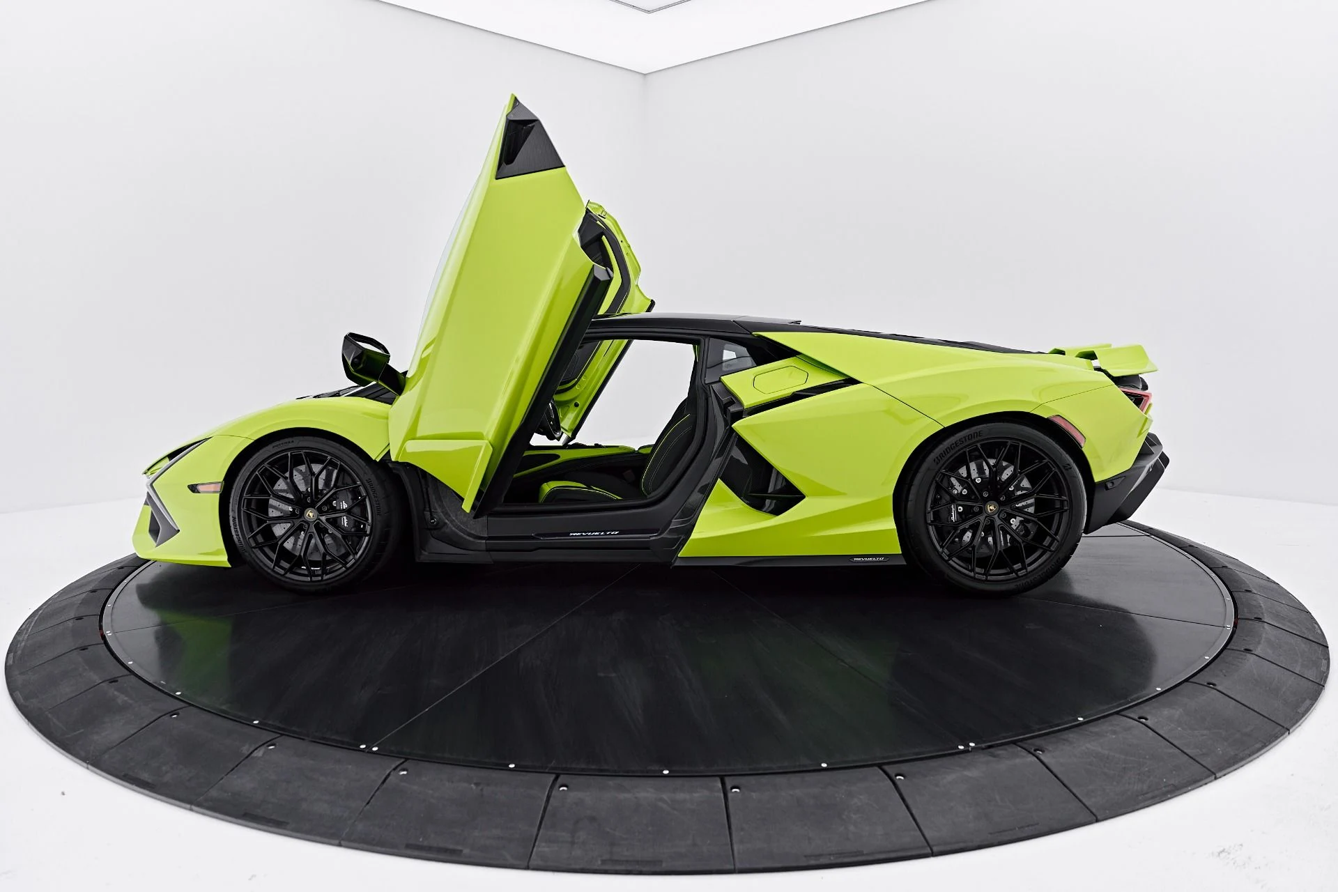 mph021_725317134_Used_2026_Lamborghini_Revuelto_Base_1788485615_53b103ec13