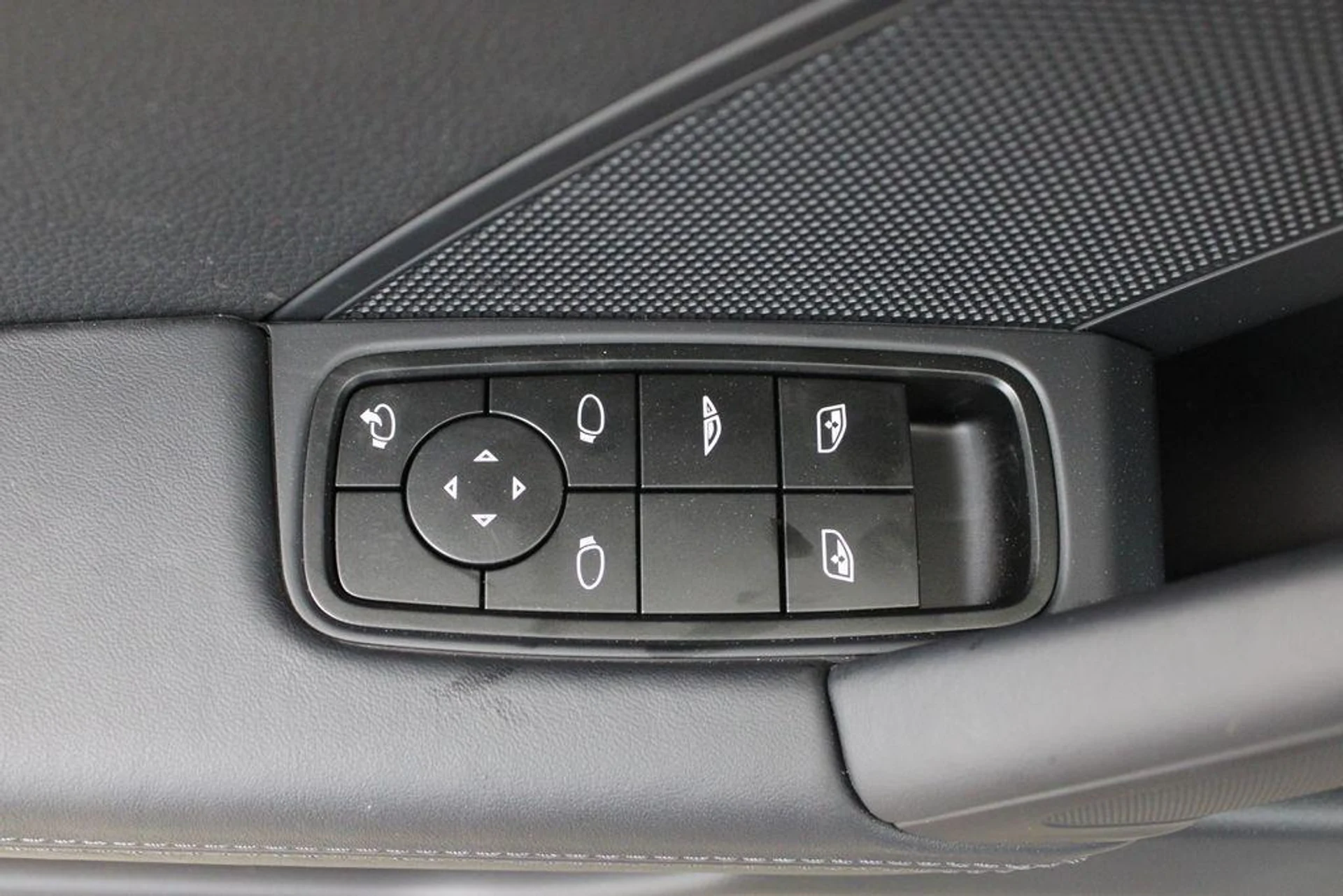 mph021_744488588_Mma1l_Onoe6_YG_2_CS_1edc_Lkg_Lbeq8_ec2e9ecc4b