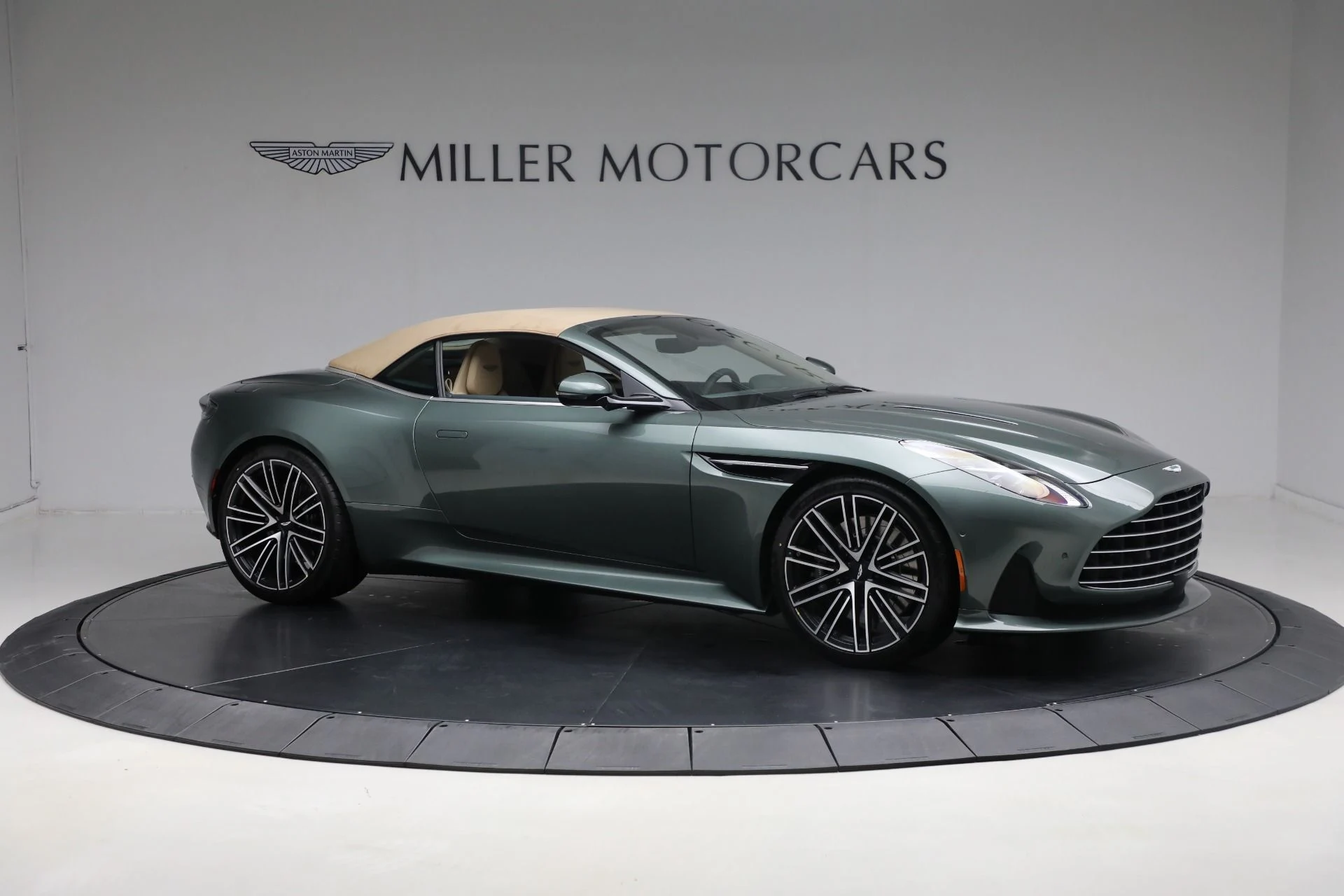 mph021_750555567_New_2025_Aston_Martin_DB_12_Volante_1a5d14339c