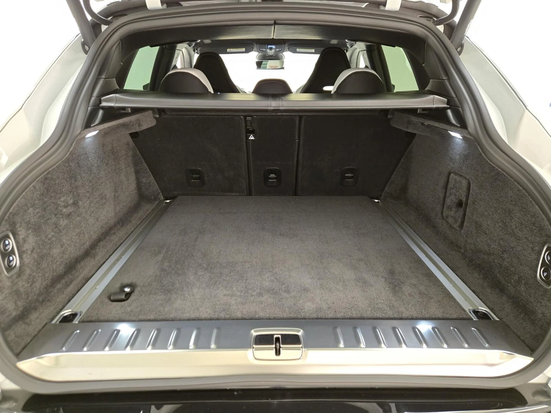 mph021_751679759_New_2026_Aston_Martin_DBX_1767248316_1c3b2ded72