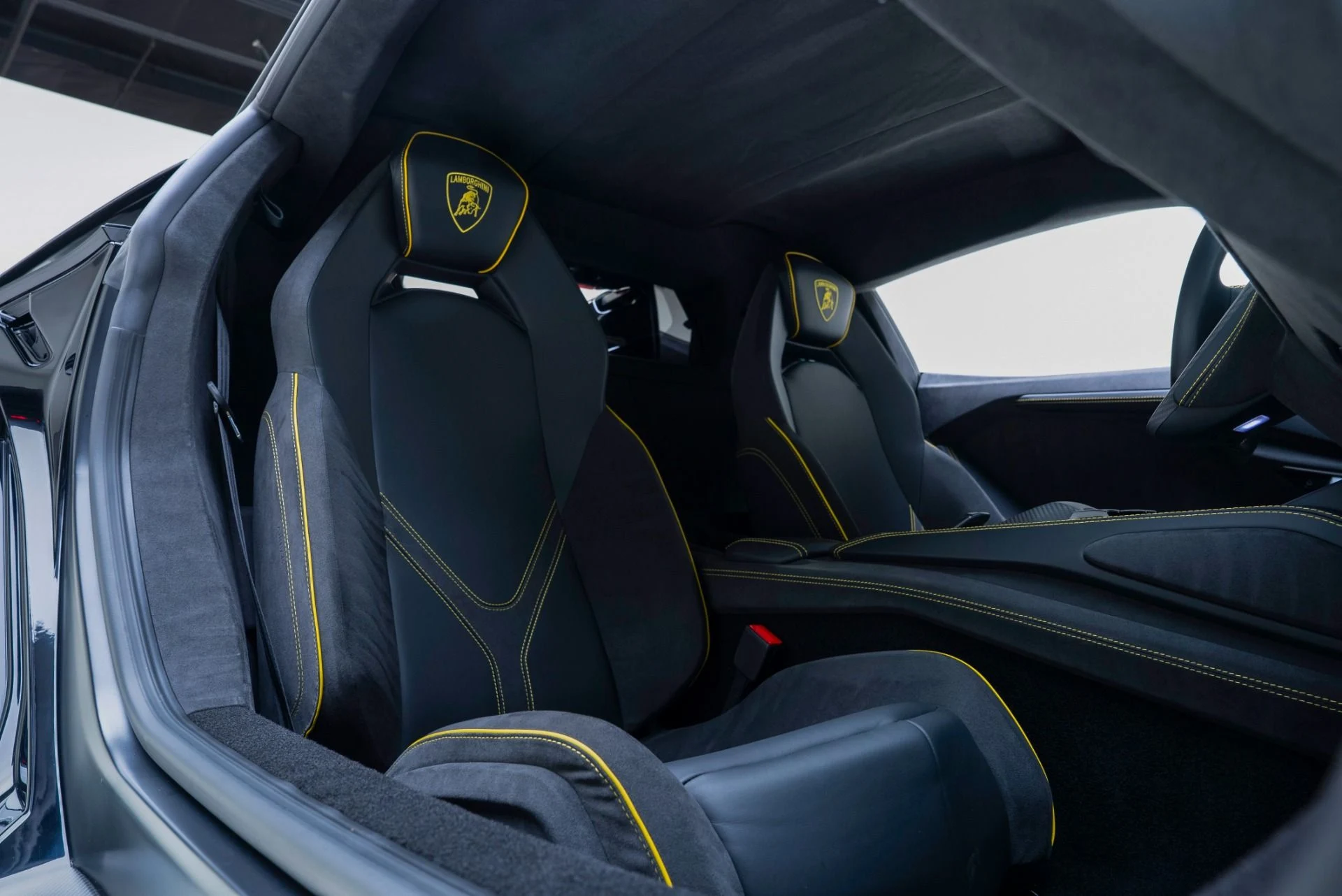 mph021_753736430_Used_2025_Lamborghini_Revuelto_1779986727_86e68c8e2f