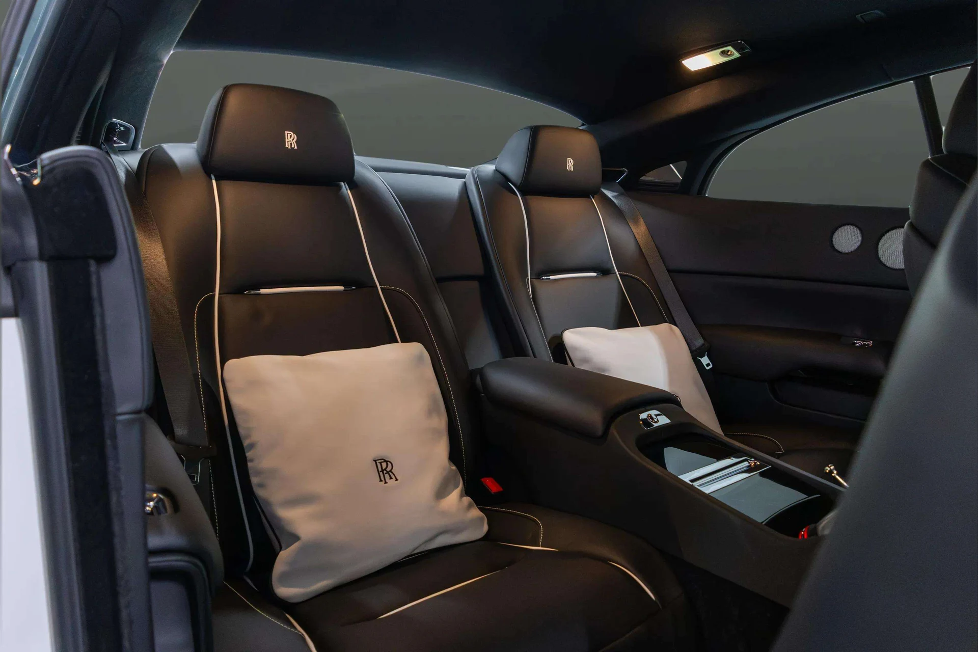 mph021_761507901_f4a915bd_9915_40d9_8279_b2d649b512f3_201920_Rolls_Royce20_Wraith2028_SCA_665_C52_KUX_8724329_21_9f987c8099
