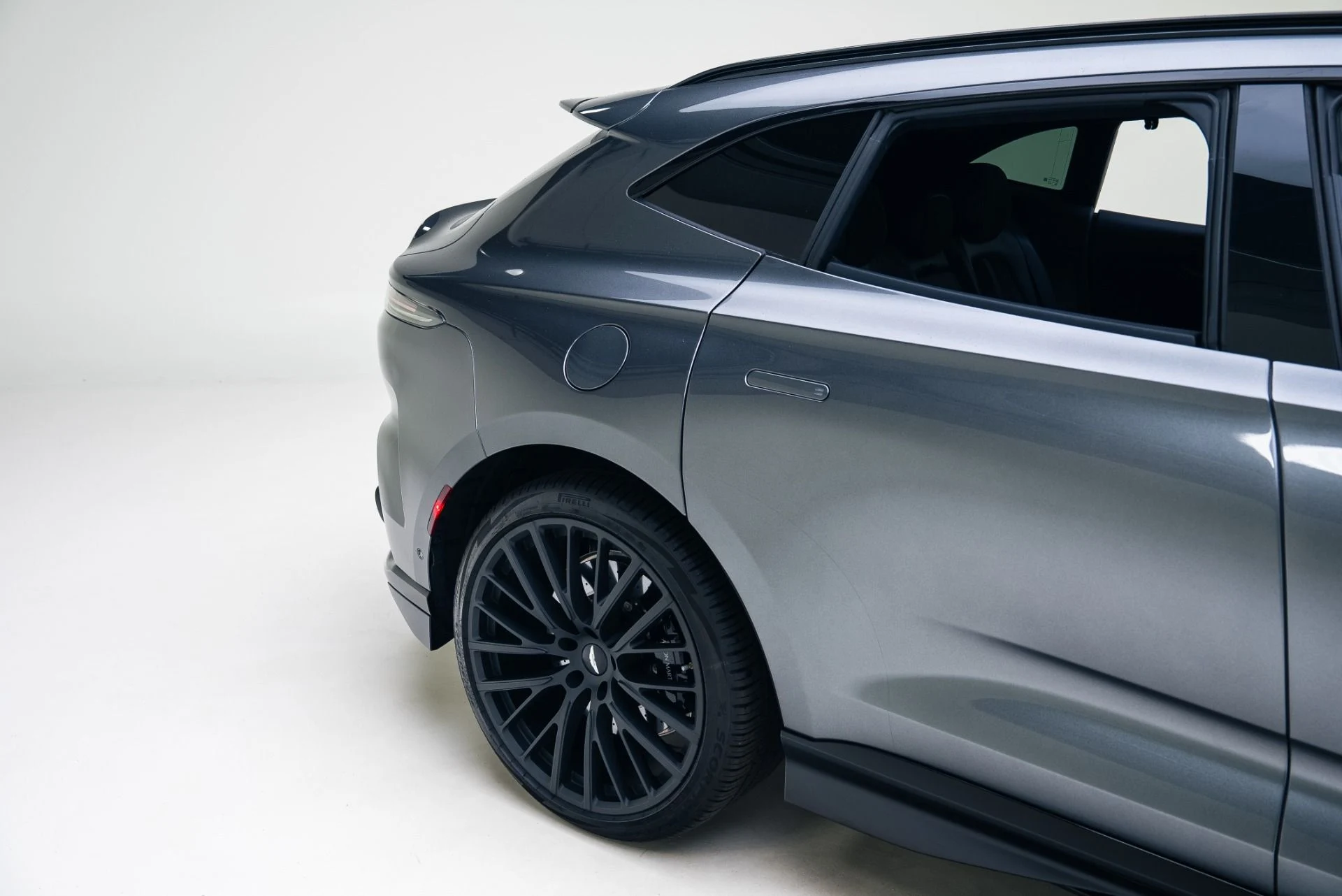 mph021_761765821_Used_2023_Aston_Martin_DBX_707_1767147113_3d5c2e3fc9