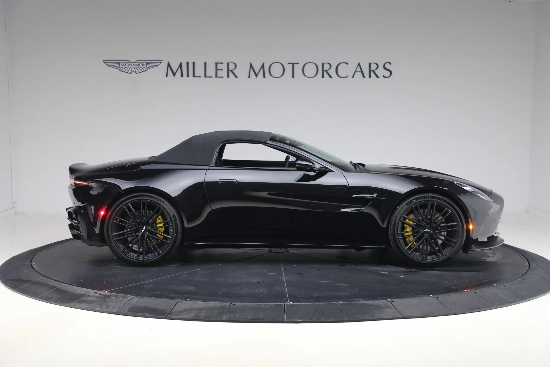 mph021_788403558_New_2026_Aston_Martin_Vantage_Roadster_1770848011_d25d04b9da